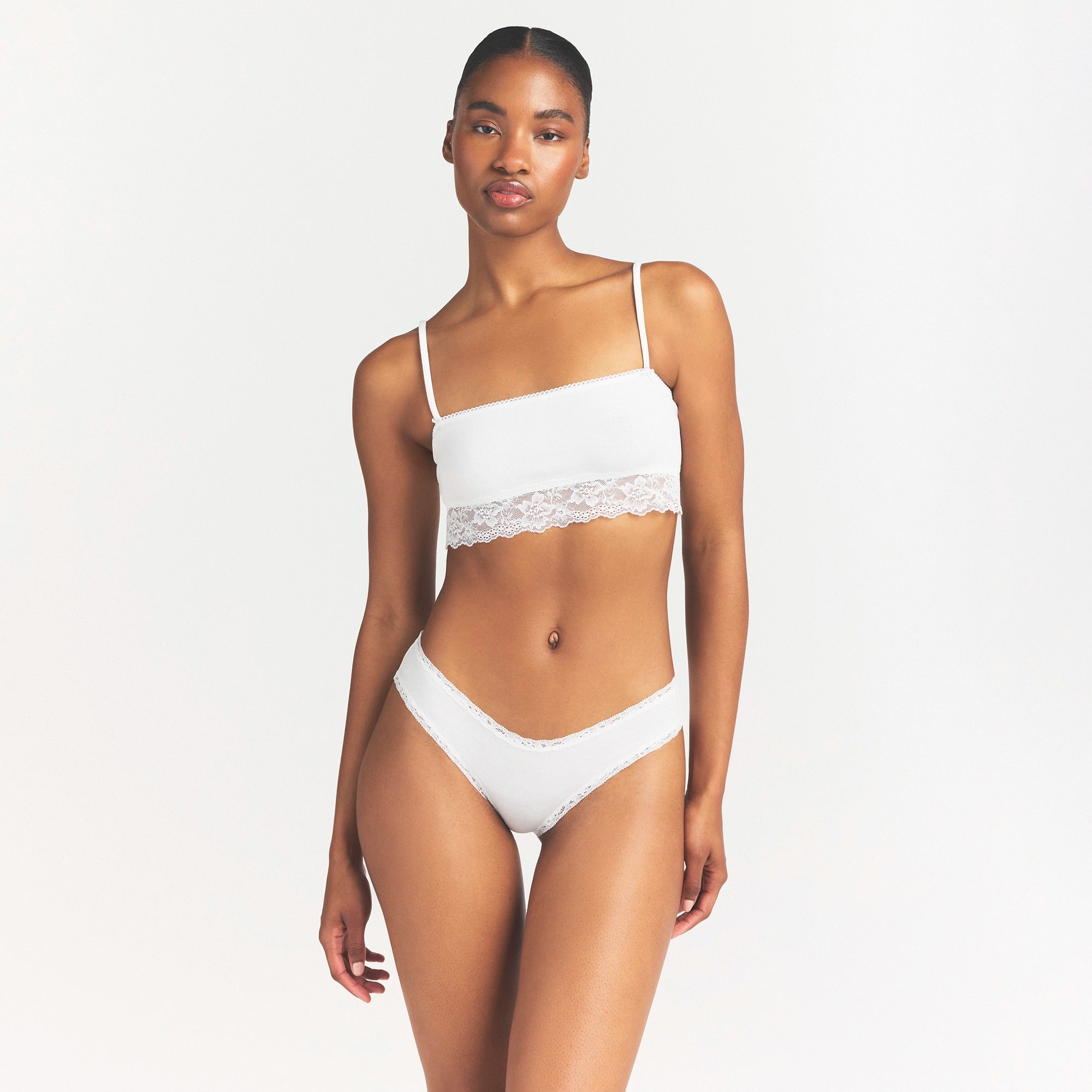 LIGHTWEIGHT COTTON STRAIGHT NECK BRALETTE | SNOW ON A MODEL SIDE VIEW @ | FOCUS: 0.0, 1.0, 0.9