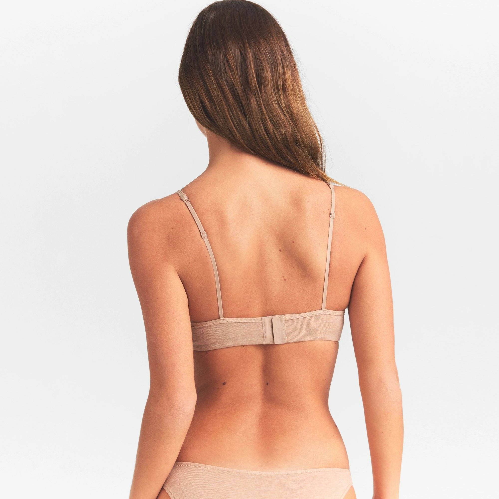 EVERYDAY COTTON T-SHIRT BRA | CLAY HEATHER ON A MODEL SIDE  VIEW @ | FOCUS: 0.0, 1.0, 0.9