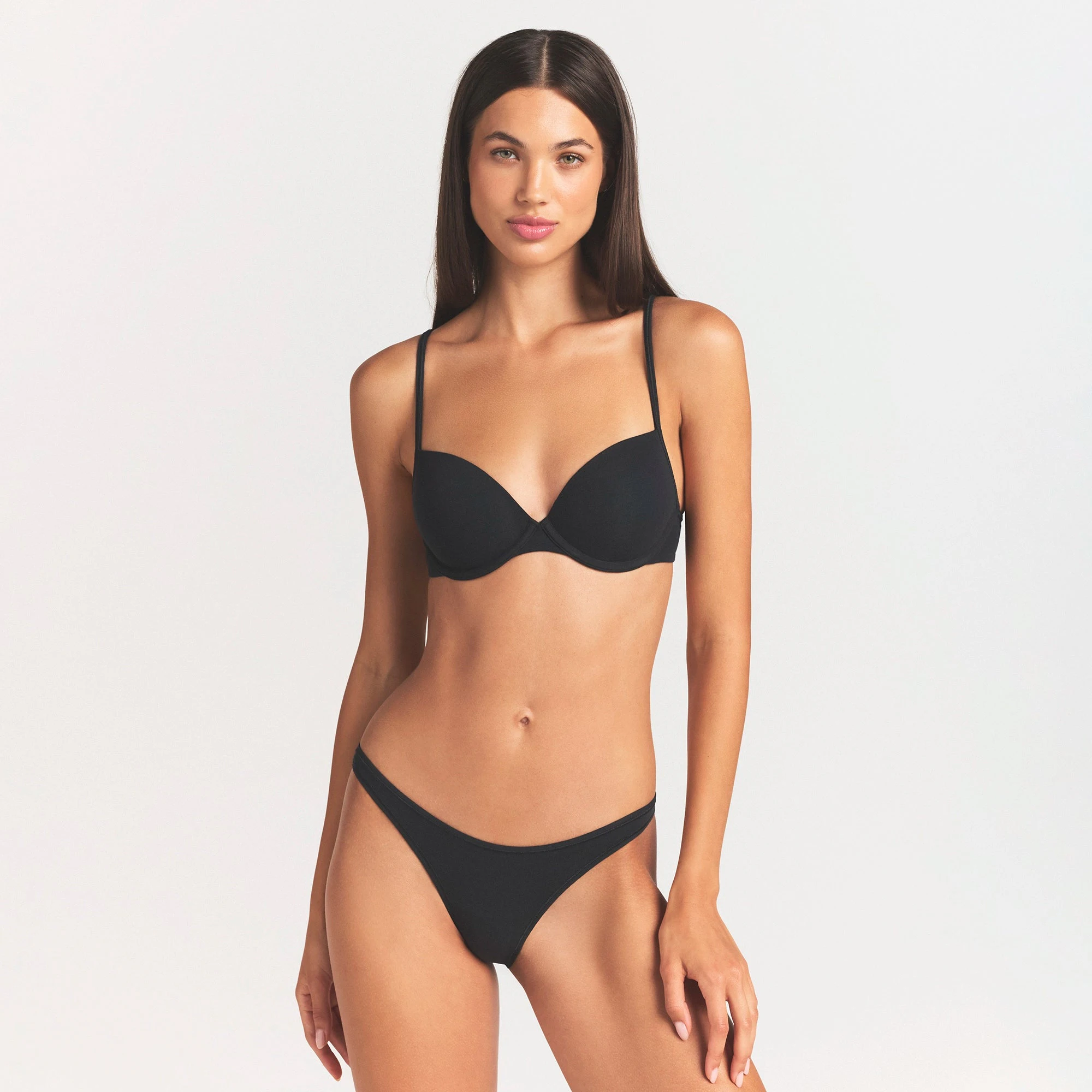 EVERYDAY COTTON T-SHIRT BRA | ONYX ON A MODEL SIDE VIEW @ | FOCUS: 0.0, 1.0, 0.9