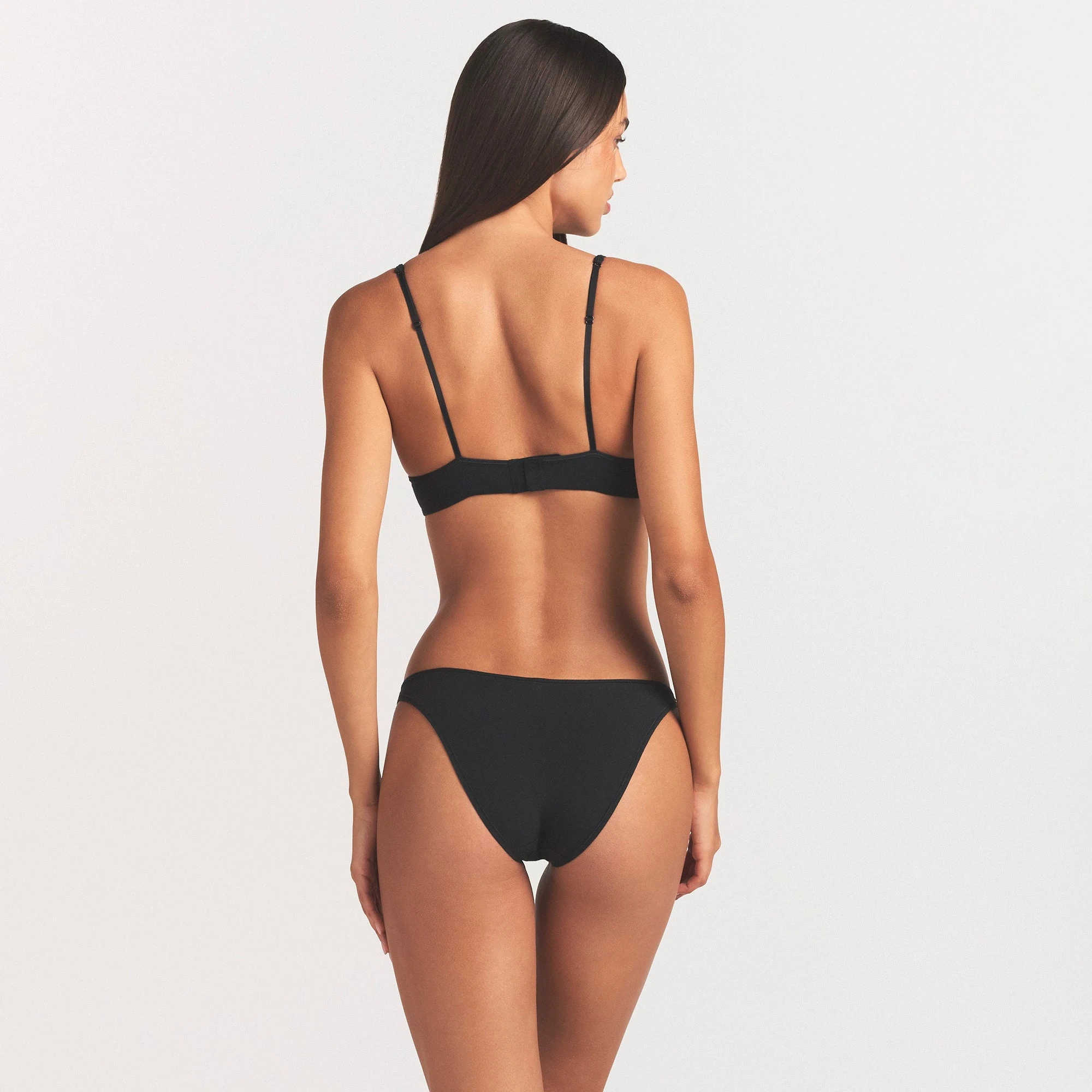 EVERYDAY COTTON T-SHIRT BRA | ONYX ON A MODEL SIDE VIEW @ | FOCUS: 0.0, 1.0, 0.9