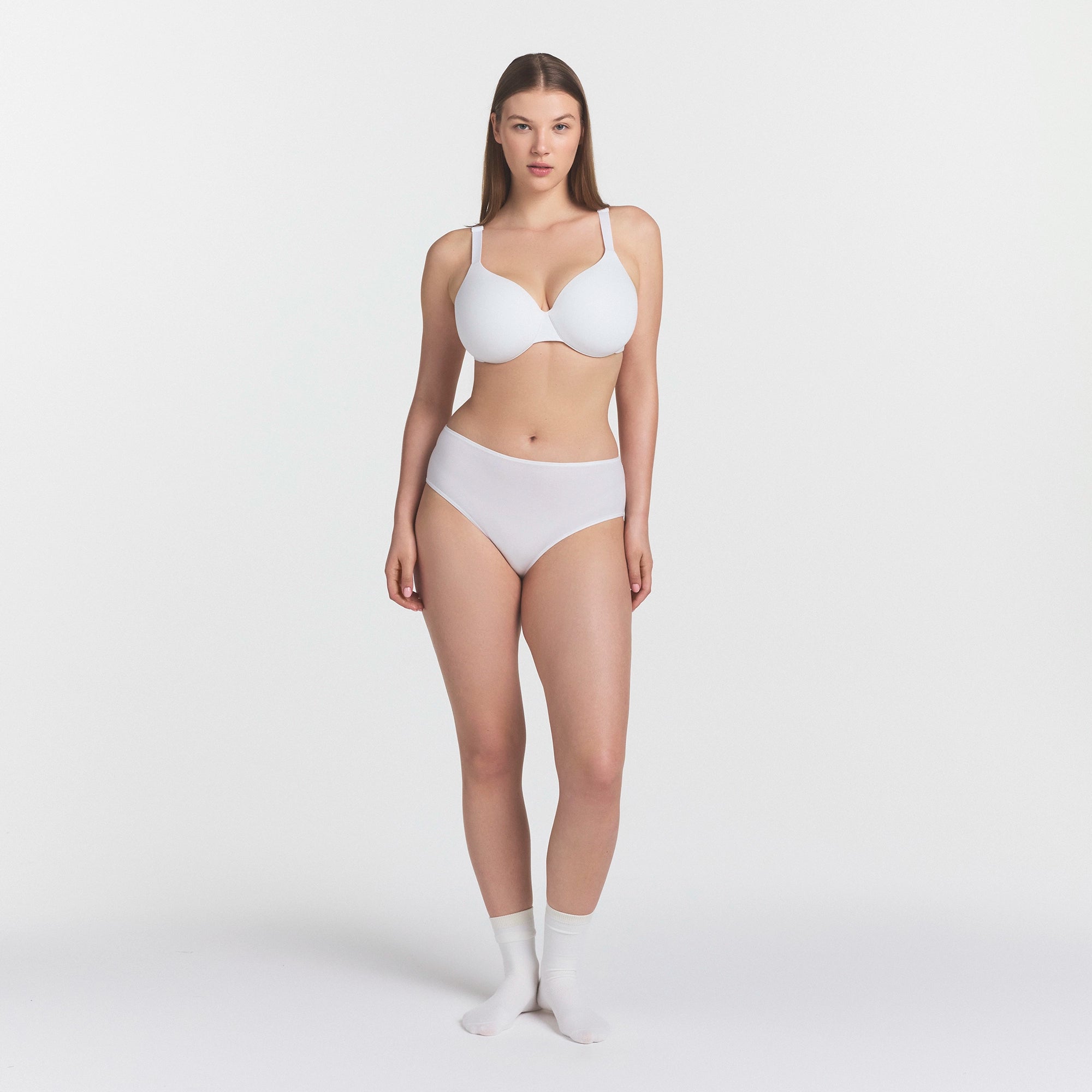 EVERYDAY COTTON FULL COVERAGE BRA | SNOW ON A MODEL FRONT VIEW @ | FOCUS: 0.0, 1.0, 0.9