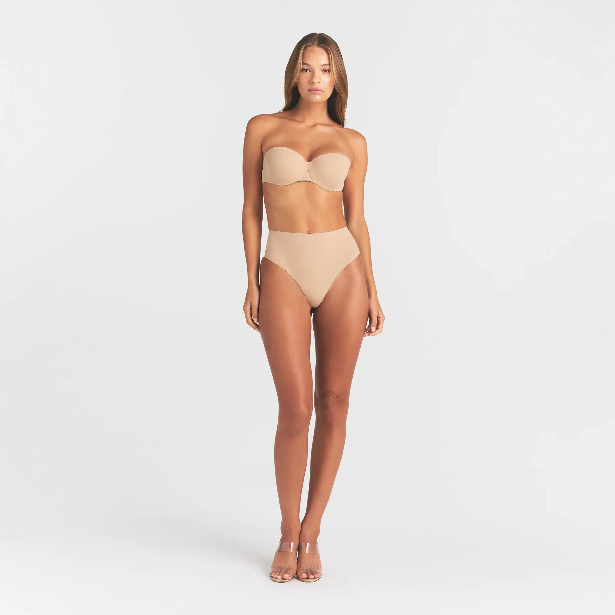 SMOOTHING INTIMATES STRAPLESS BRA | CLAY ON A MODEL FRONT VIEW @ | FOCUS: 0.0, 1.0, 0.9