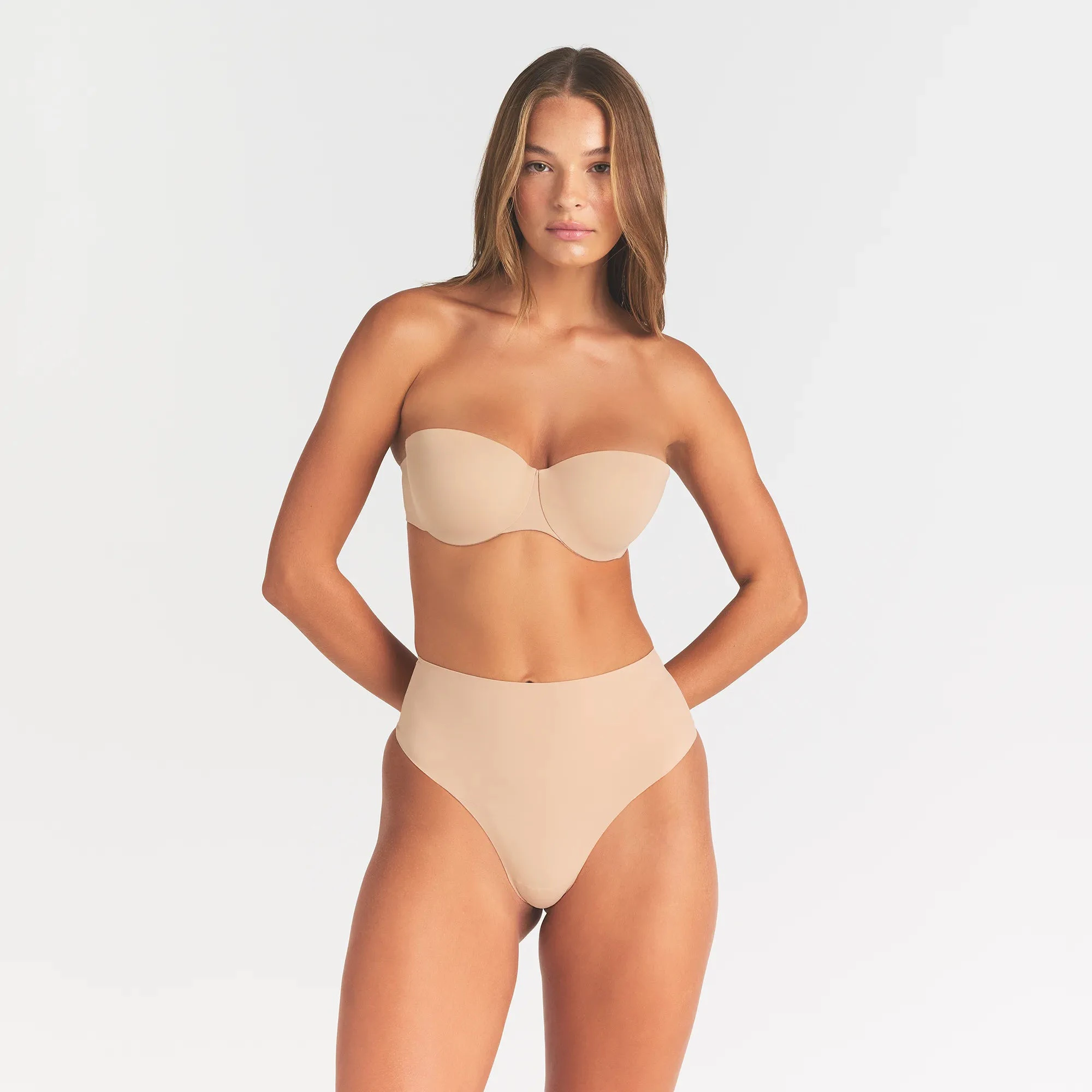 SMOOTHING INTIMATES STRAPLESS BRA | CLAY ON A MODEL FRONT VIEW @ | FOCUS: 0.0, 1.0, 0.9