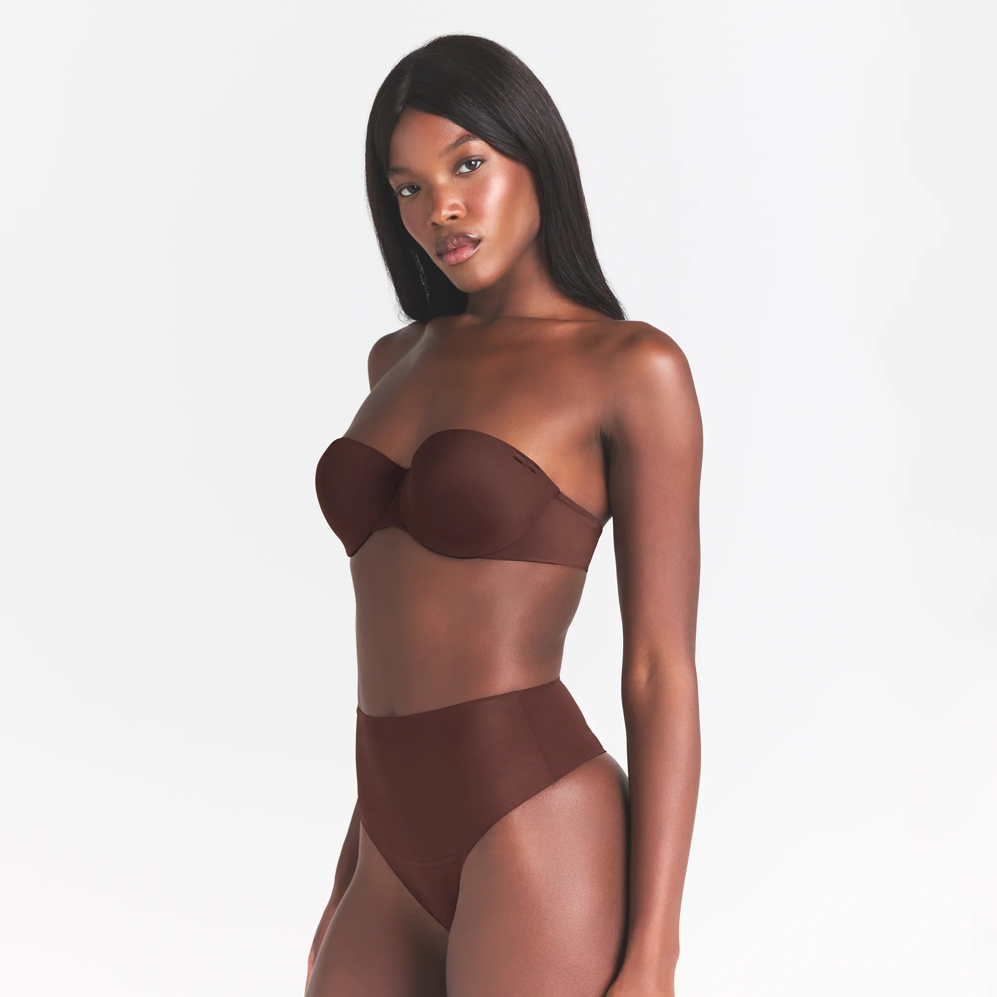 SMOOTHING INTIMATES STRAPLESS BRA | COCOA ON A MODEL SIDE VIEW @ | FOCUS: 0.0, 1.0, 0.9
