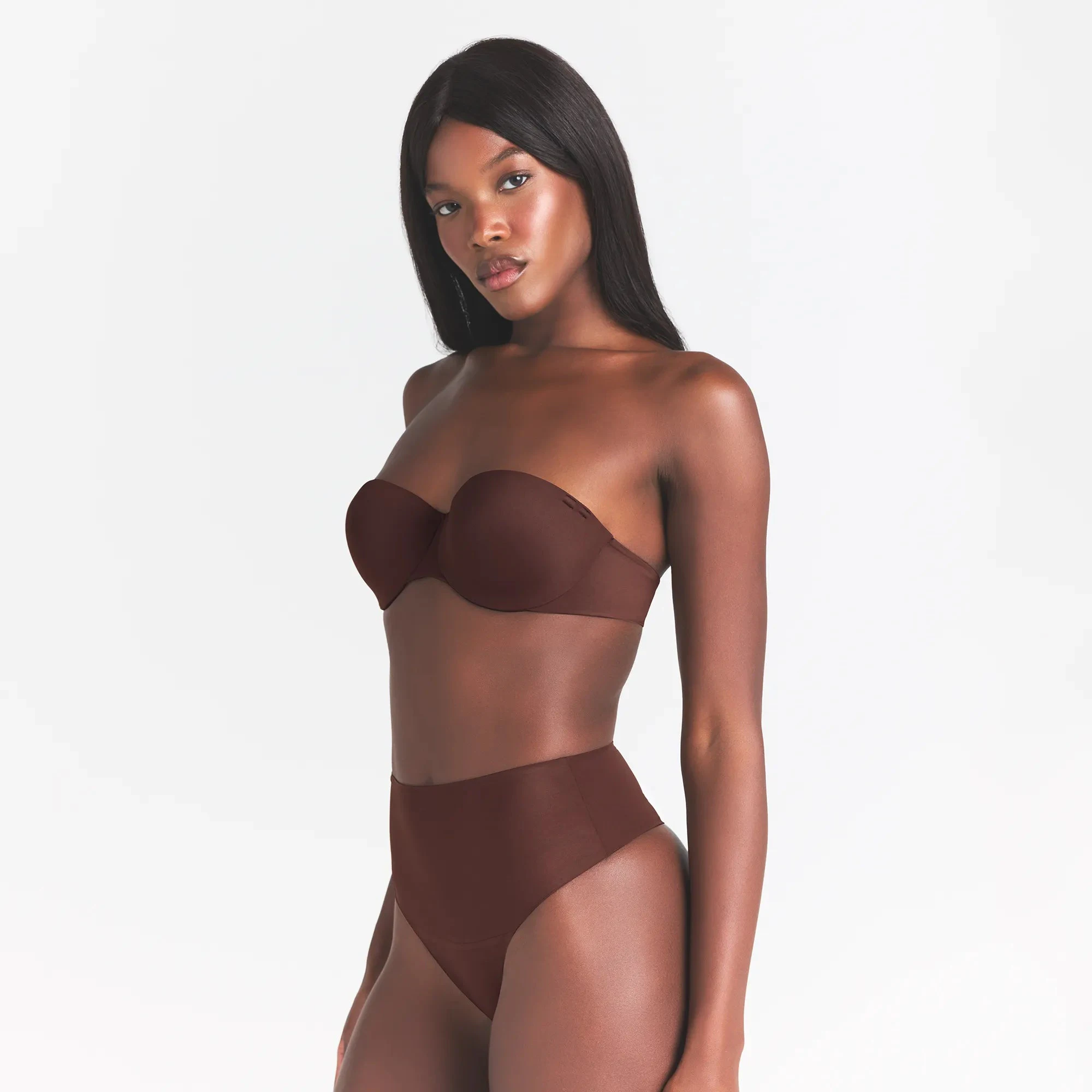 SMOOTHING INTIMATES STRAPLESS BRA | COCOA ON A MODEL SIDE VIEW @ | FOCUS: 0.0, 1.0, 0.9