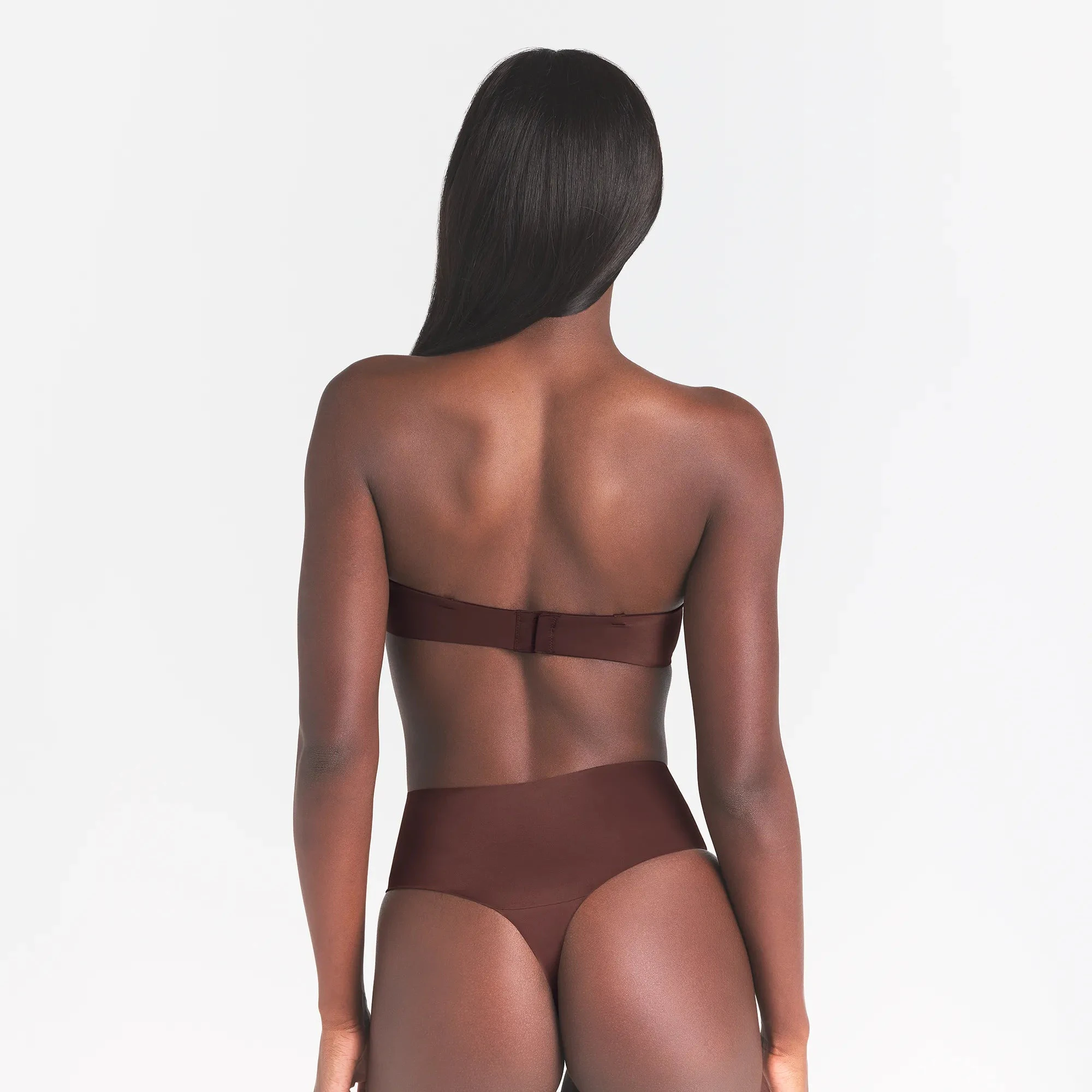 SMOOTHING INTIMATES STRAPLESS BRA | COCOA ON A MODEL BACK VIEW @ | FOCUS: 0.0, 1.0, 0.9