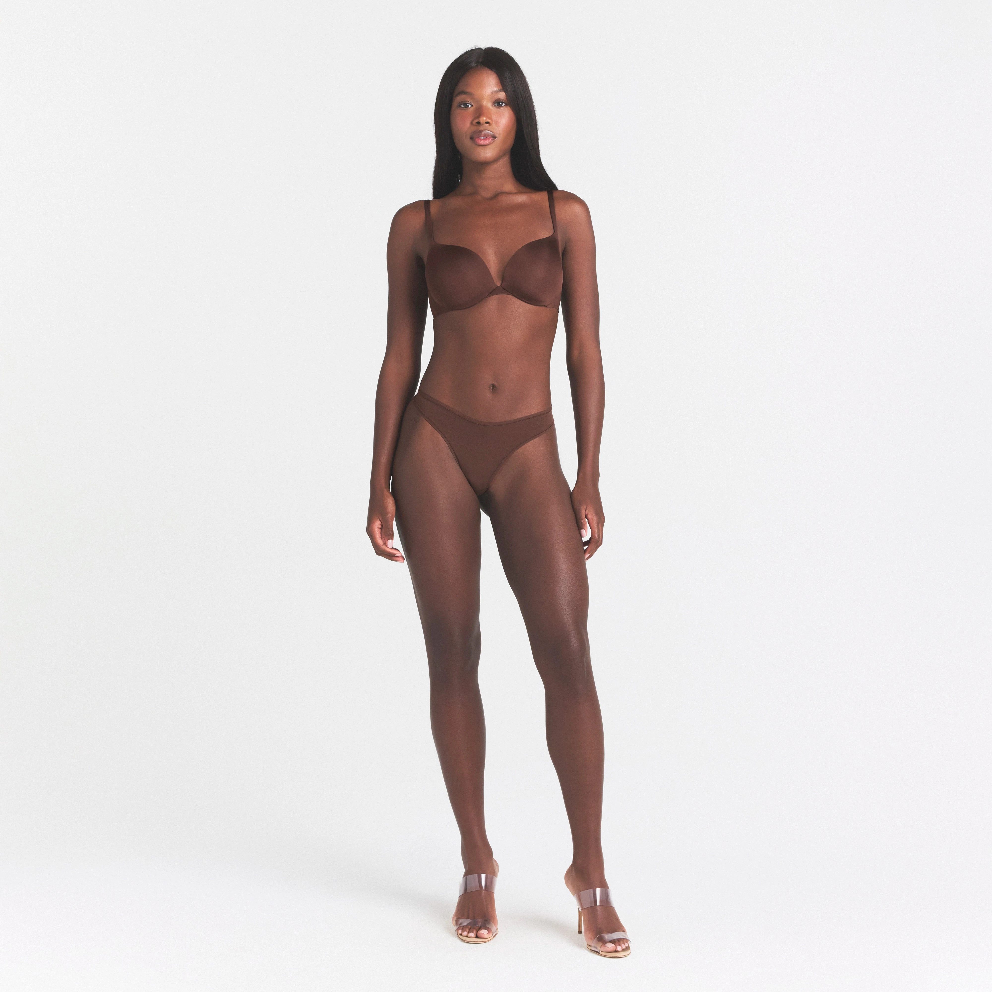 SKIMS ULTIMATE TEARDROP T-SHIRT BRA | COCOA ON A MODEL FRONT VIEW @ | FOCUS: 0.0, 1.0, 0.9