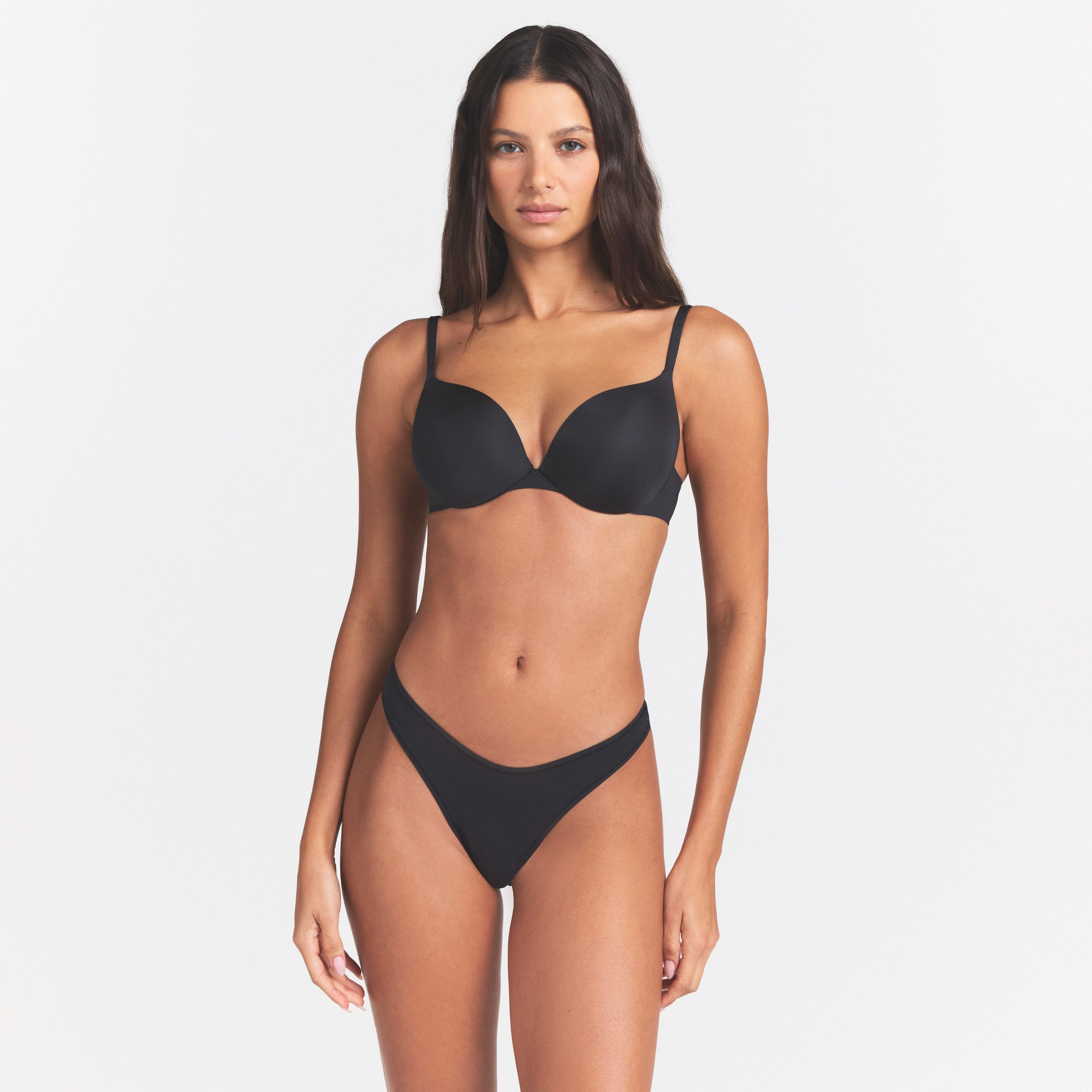 SKIMS ULTIMATE TEARDROP T-SHIRT BRA | ONYX ON A MODEL SIDE VIEW @ | FOCUS: 0.0, 1.0, 0.9