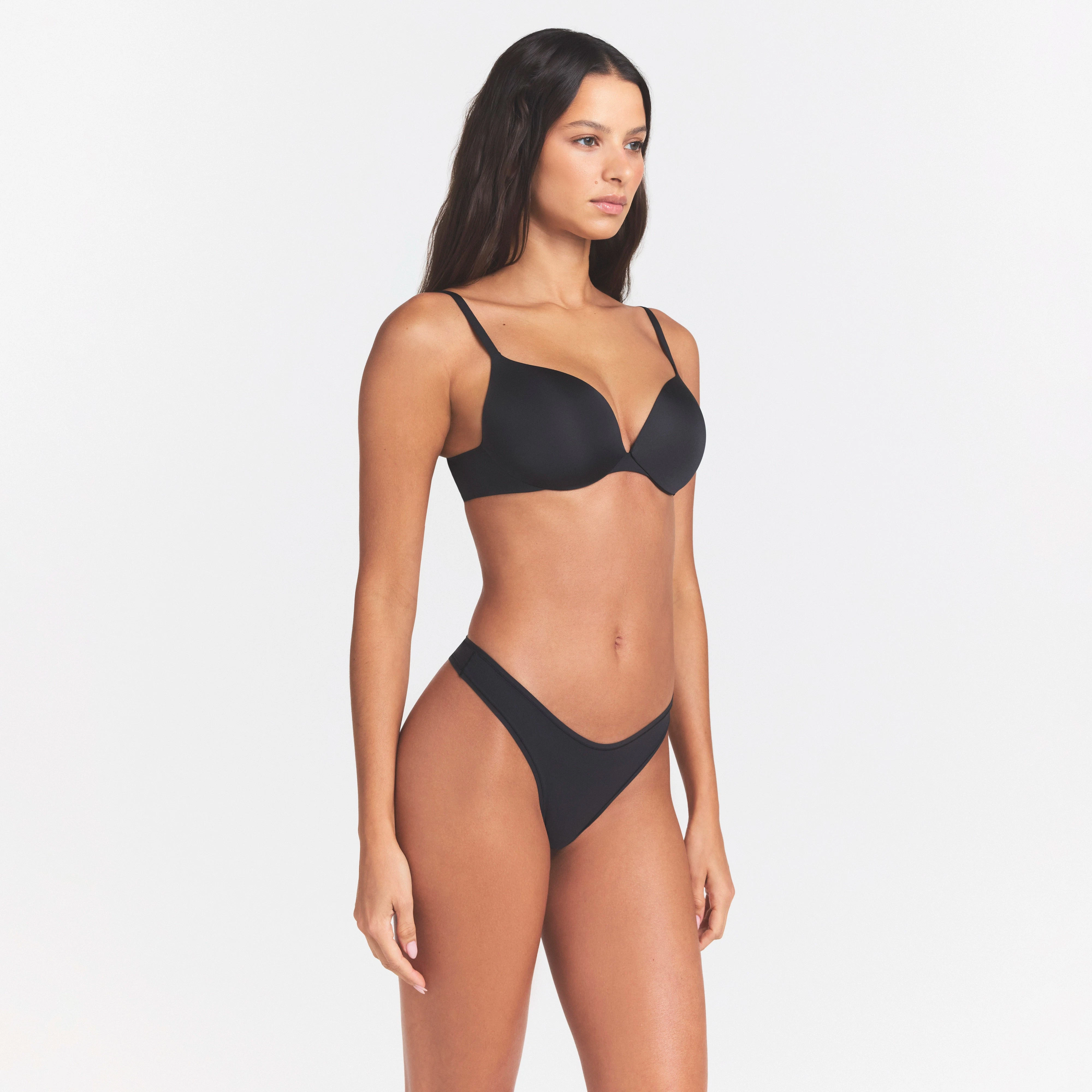 SKIMS ULTIMATE TEARDROP T-SHIRT BRA | ONYX ON A MODEL SIDE VIEW @ | FOCUS: 0.0, 1.0, 0.9  | COMP