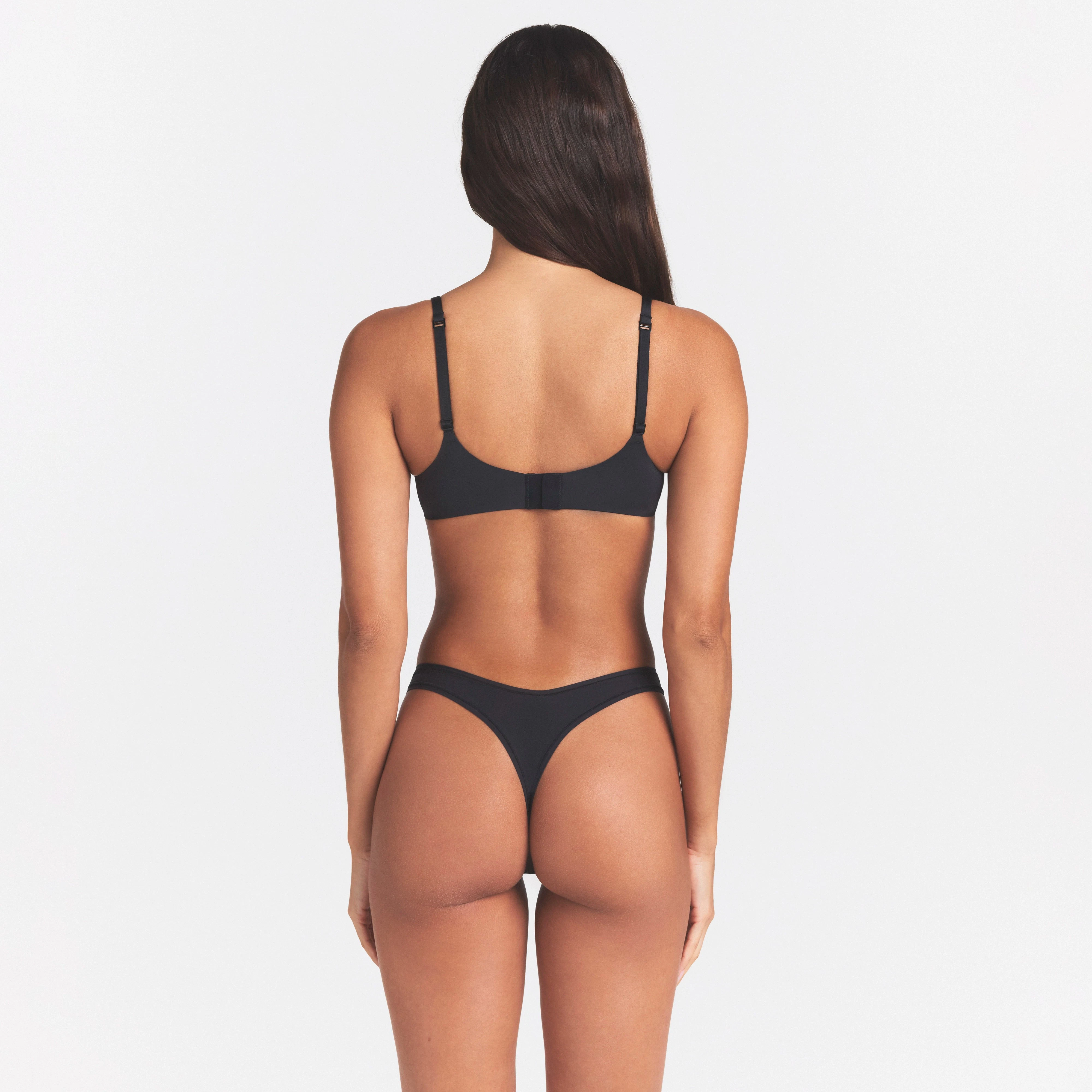 SKIMS ULTIMATE TEARDROP T-SHIRT BRA | ONYX ON A MODEL SIDE VIEW @ | FOCUS: 0.0, 1.0, 0.9
