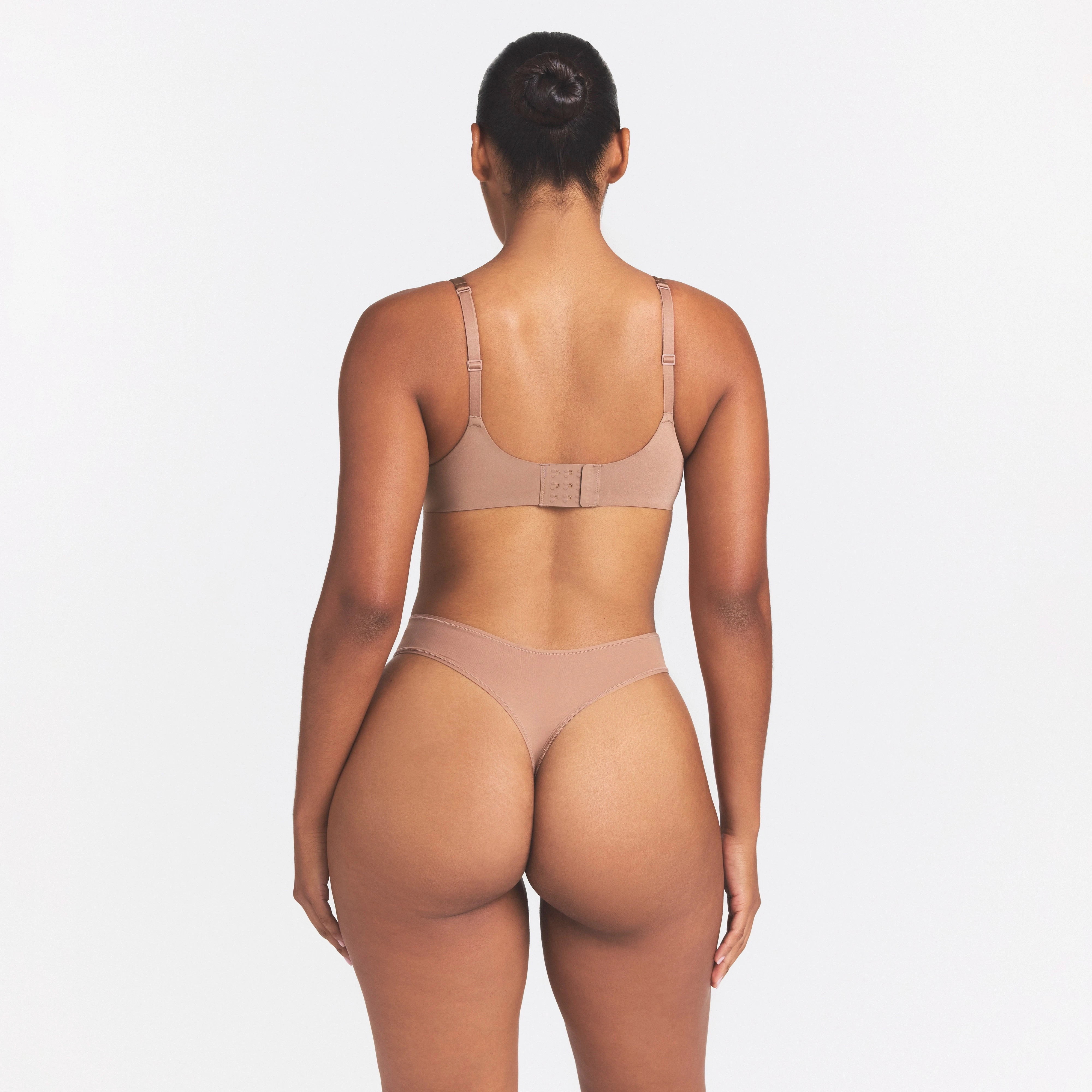 SKIMS ULTIMATE TEARDROP T-SHIRT BRA | SIENNA ON A MODEL SIDE VIEW @ | FOCUS: 0.0, 1.0, 0.9