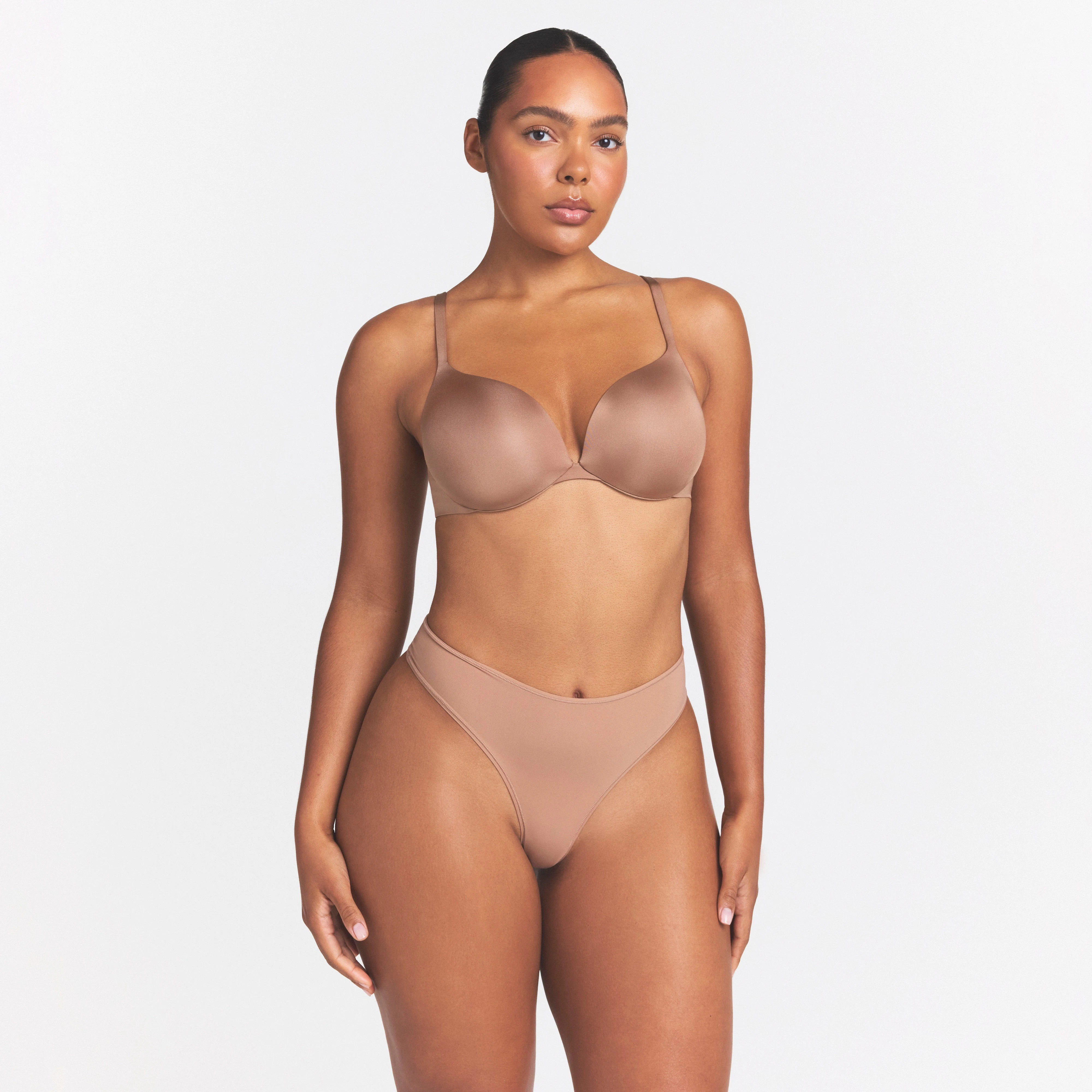 SKIMS ULTIMATE TEARDROP T-SHIRT BRA | SIENNA ON A MODEL SIDE VIEW  @ | FOCUS: 0.0, 1.0, 0.9  | COMP