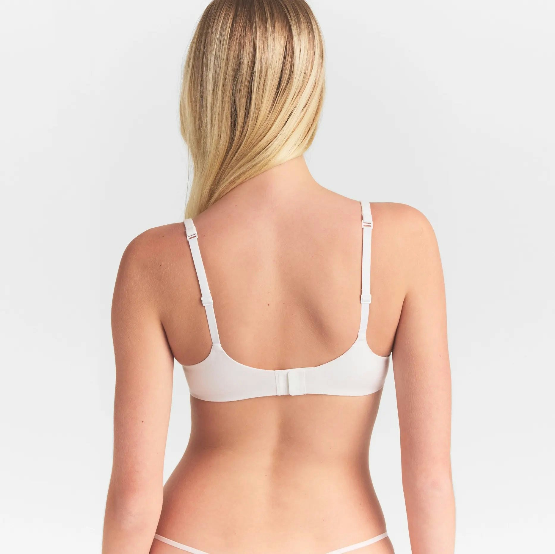 EVERYDAY COTTON ULTIMATE TEARDROP PUSH-UP BRA | SNOW ON A MODEL SIDE VIEW @ | FOCUS: 0.0, 1.0, 0.9