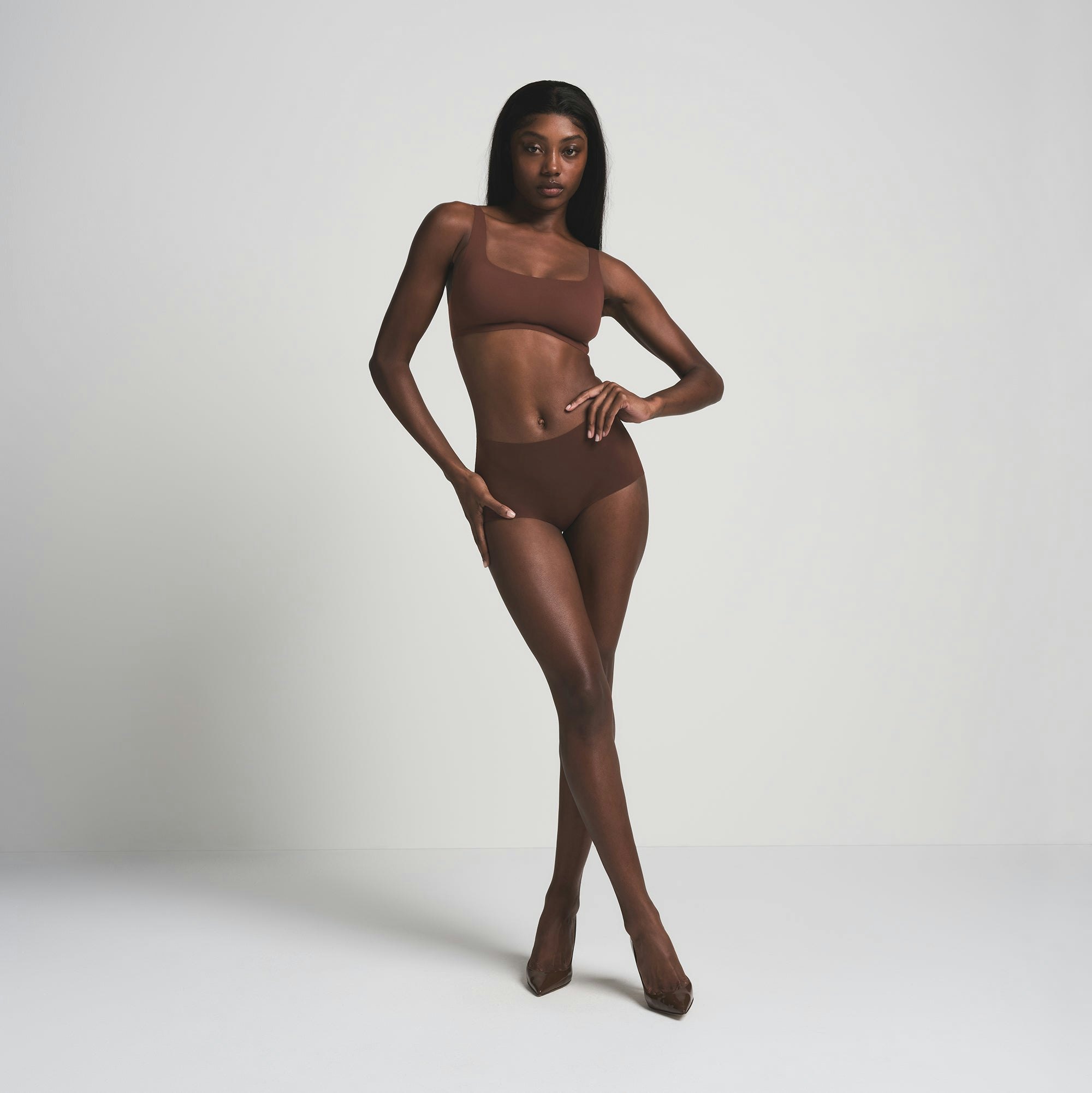 NAKED SCOOP BRA WORN BY A MODEL IN FRONT VIEW  | FOCUS: 0.0, 1.0, 0.9