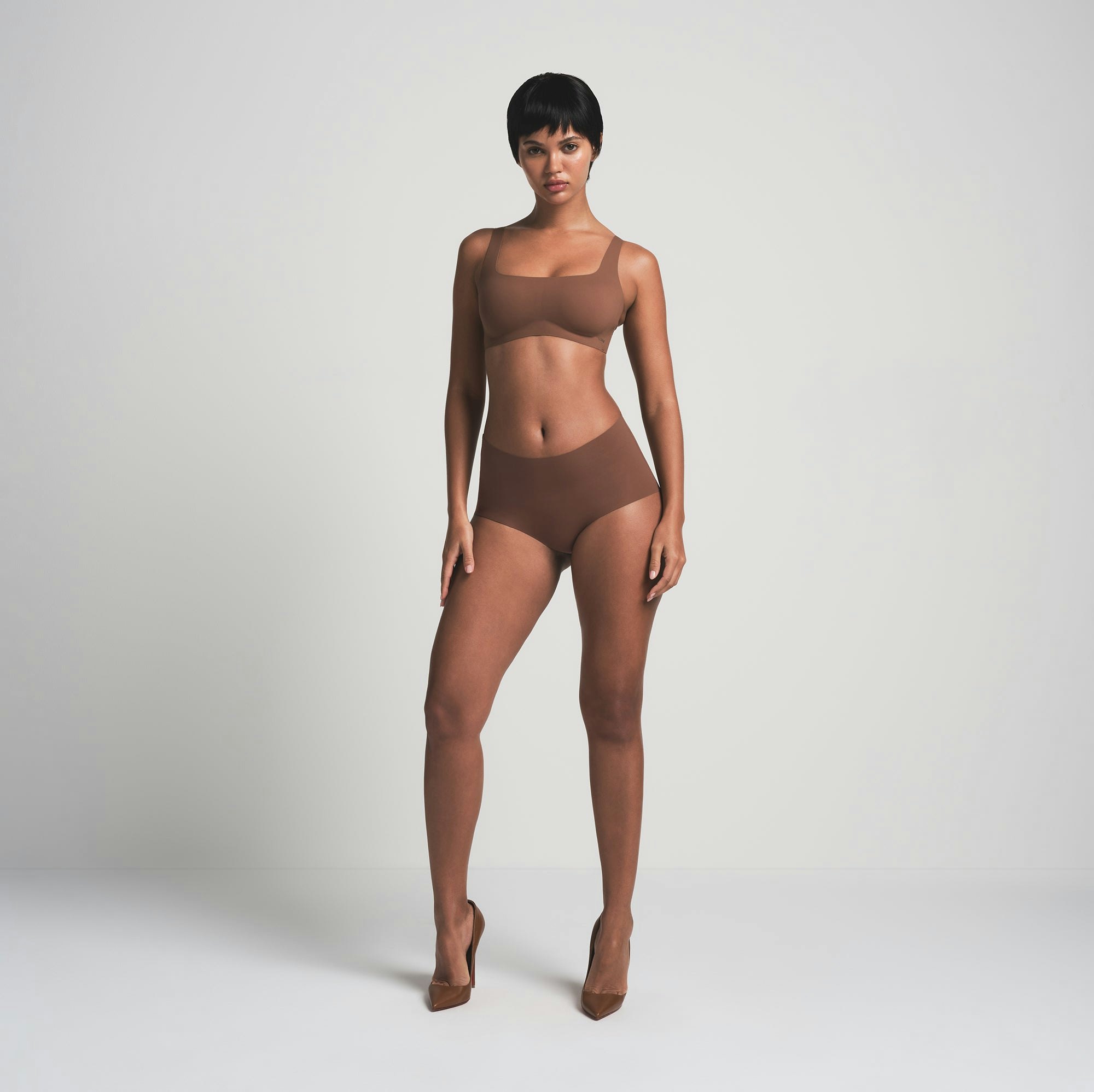 NAKED SCOOP BRA WORN BY A MODEL IN FRONT VIEW | FOCUS: 0.0, 1.0, 0.9