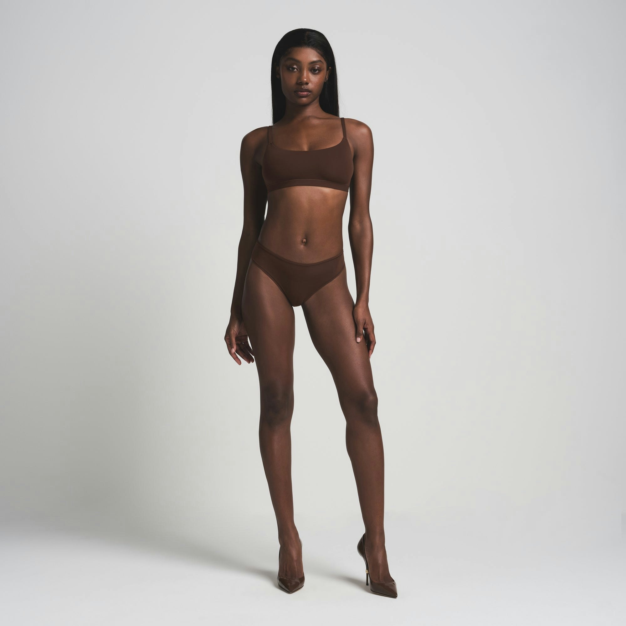FITS EVERYBODY SCOOP BRALETTE | COCOA ON A MODEL FRONT VIEW | FOCUS: 0.0, 1.0, 0.9