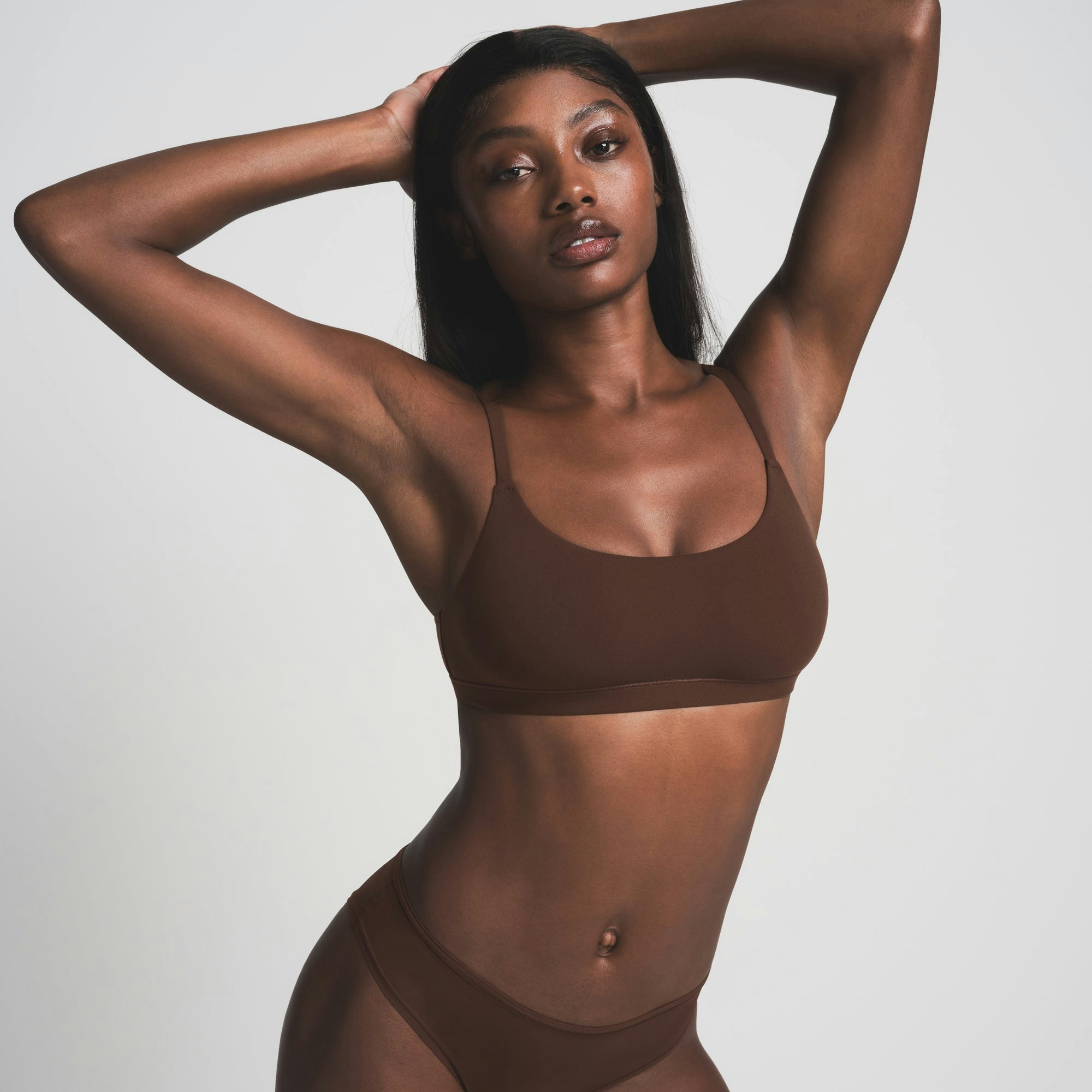 FITS EVERYBODY SCOOP BRALETTE | COCOA ON A MODEL FRONT VIEW | FOCUS: 0.0, 1.0, 0.9