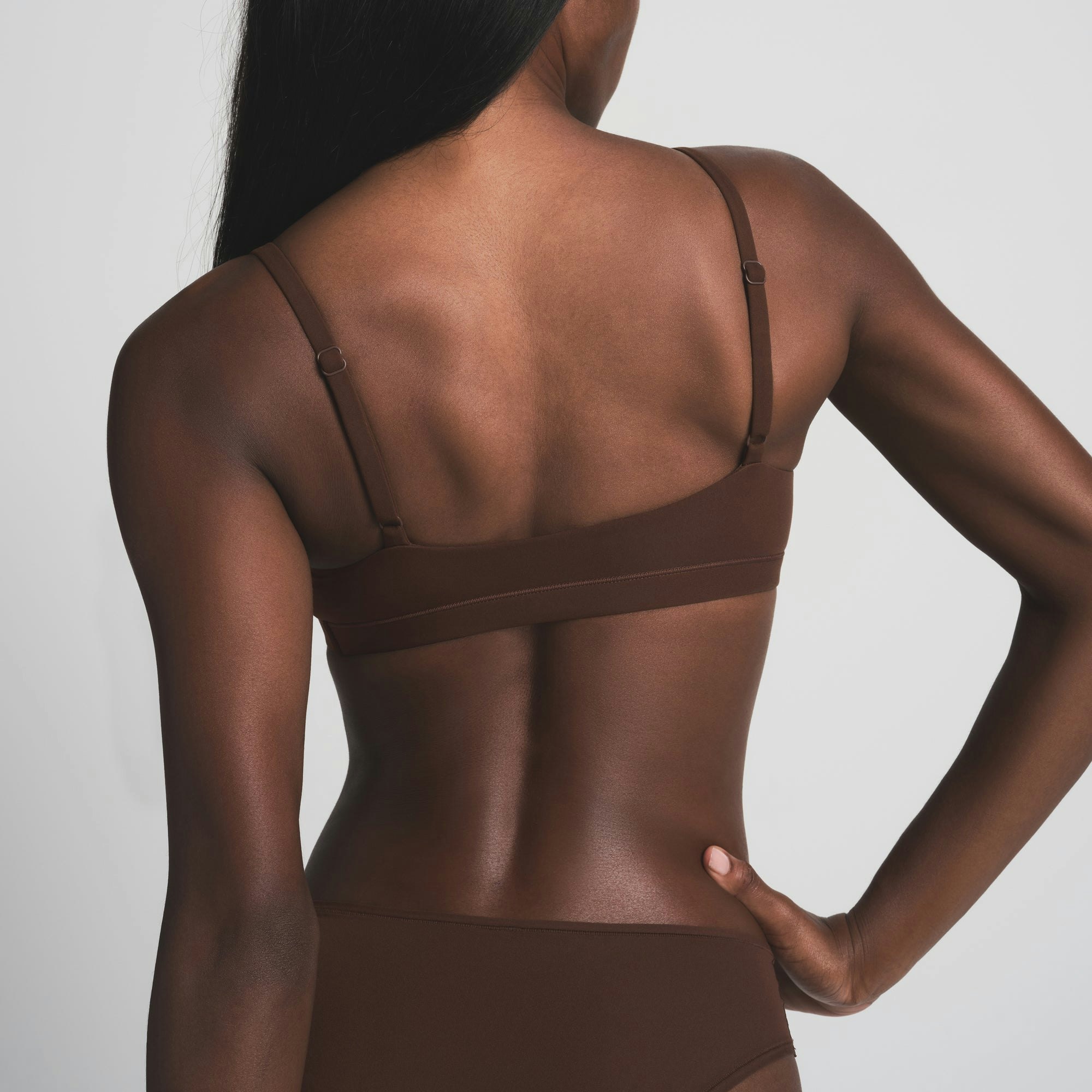 FITS EVERYBODY SCOOP BRALETTE | COCOA ON A MODEL BACK VIEW | FOCUS: 0.0, 1.0, 0.9