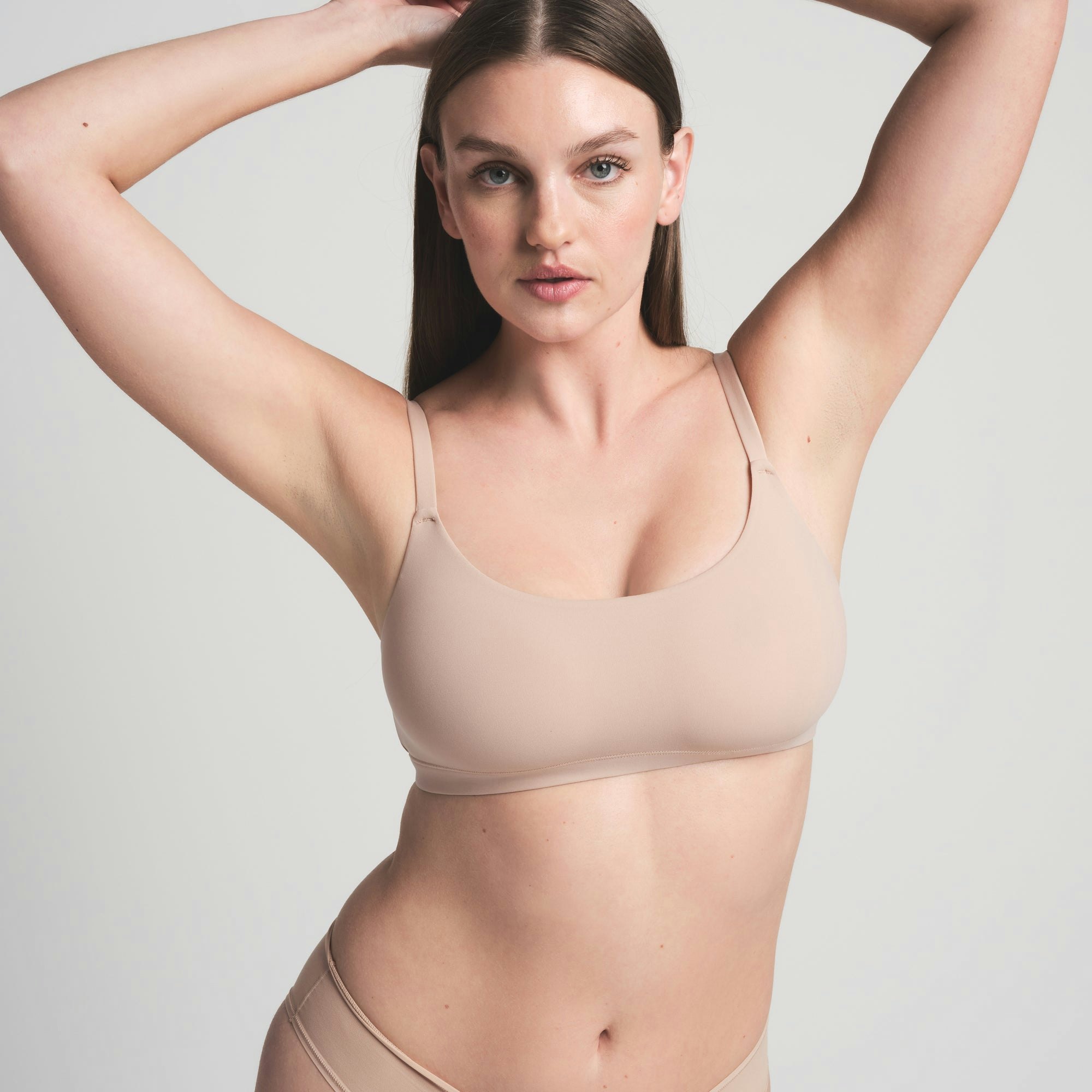 FITS EVERYBODY SCOOP BRALETTE | MICA ON A MODEL FRONT VIEW | FOCUS: 0.0, 1.0, 0.9