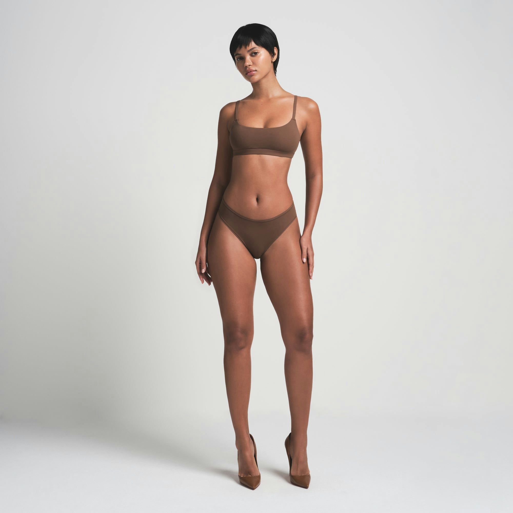 FITS EVERYBODY SCOOP BRALETTE | JASPER ON A MODEL FRONT VIEW | FOCUS: 0.0, 1.0, 0.9