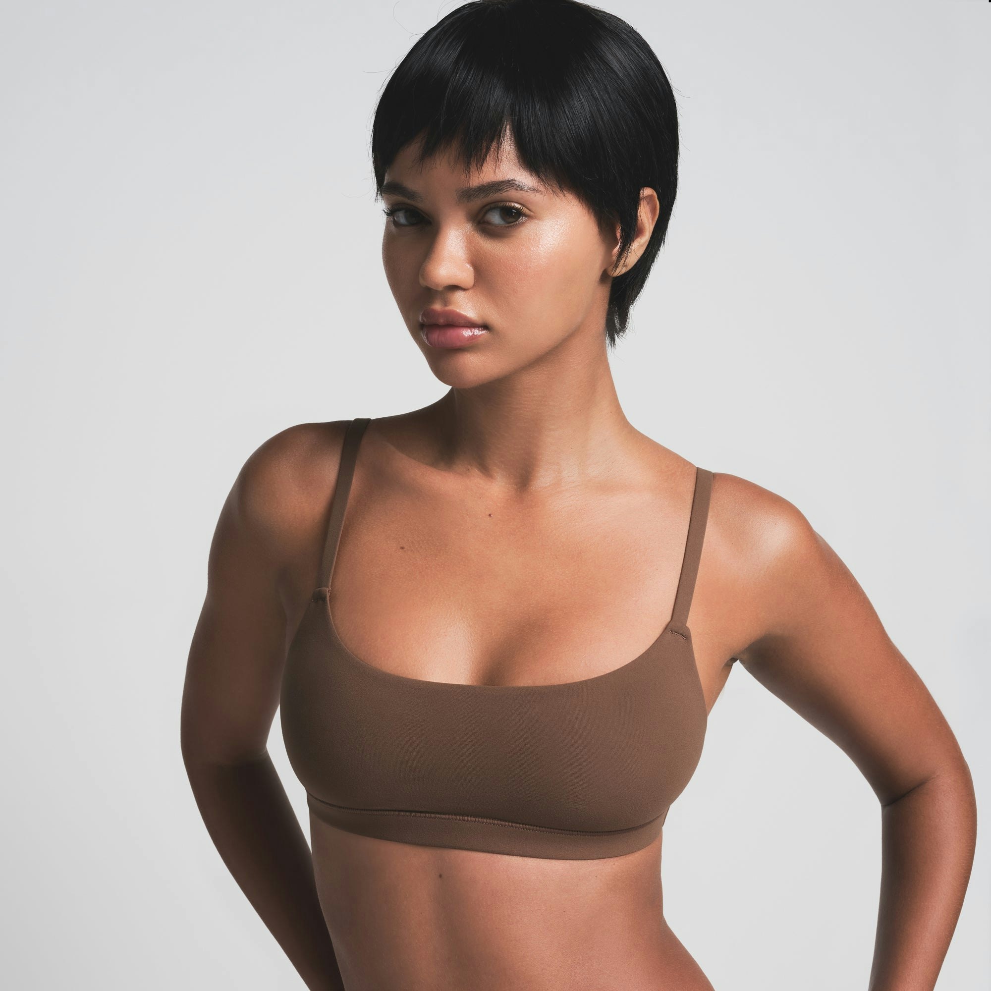 FITS EVERYBODY SCOOP BRALETTE | JASPER ON A MODEL FRONT VIEW | FOCUS: 0.0, 1.0, 0.9