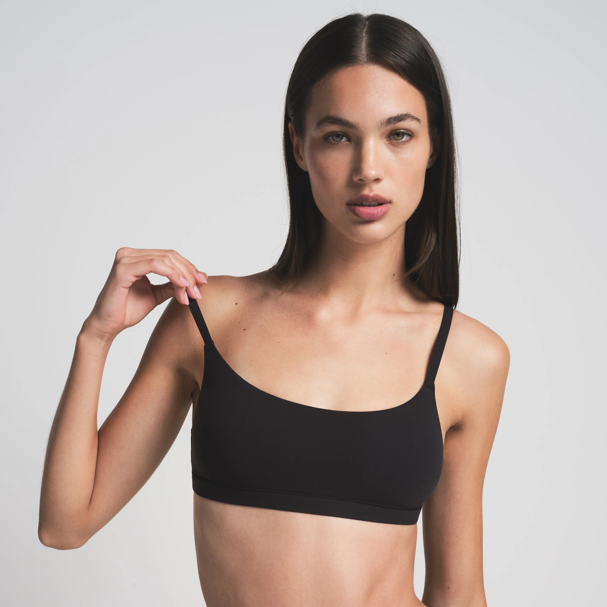 FITS EVERYBODY SCOOP BRALETTE | ONYX ON A MODEL FRONT VIEW | FOCUS: 0.0, 1.0, 0.9