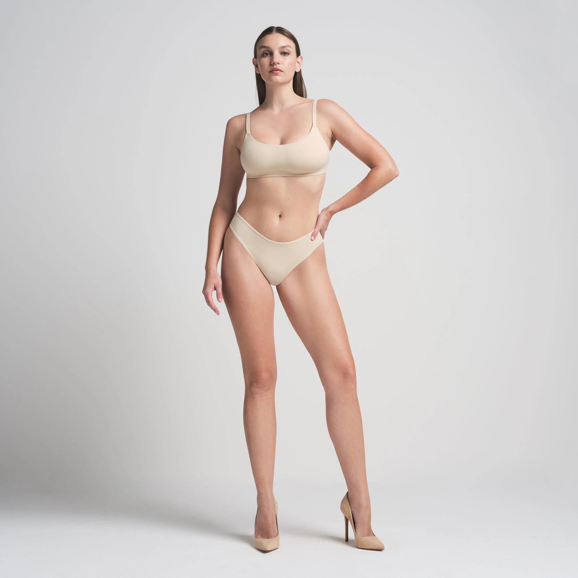 FITS EVERYBODY SCOOP BRALETTE | SAND ON A MODEL FRONT VIEW | FOCUS: 0.0, 1.0, 0.9