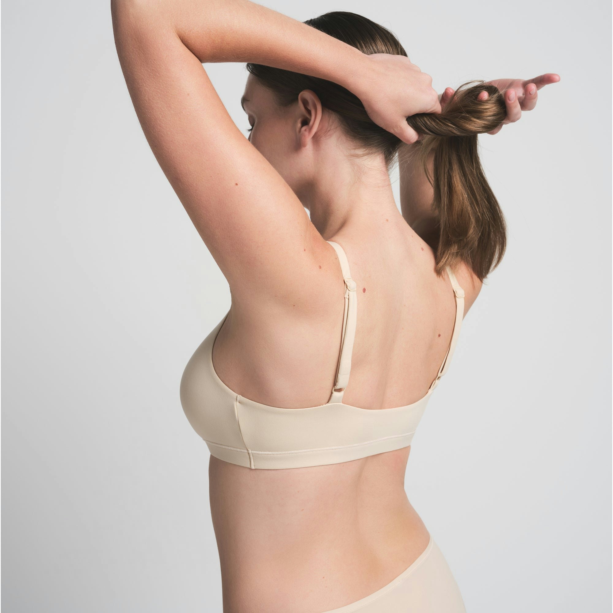 FITS EVERYBODY SCOOP BRALETTE | SAND ON A MODEL BACK VIEW | FOCUS: 0.0, 1.0, 0.9