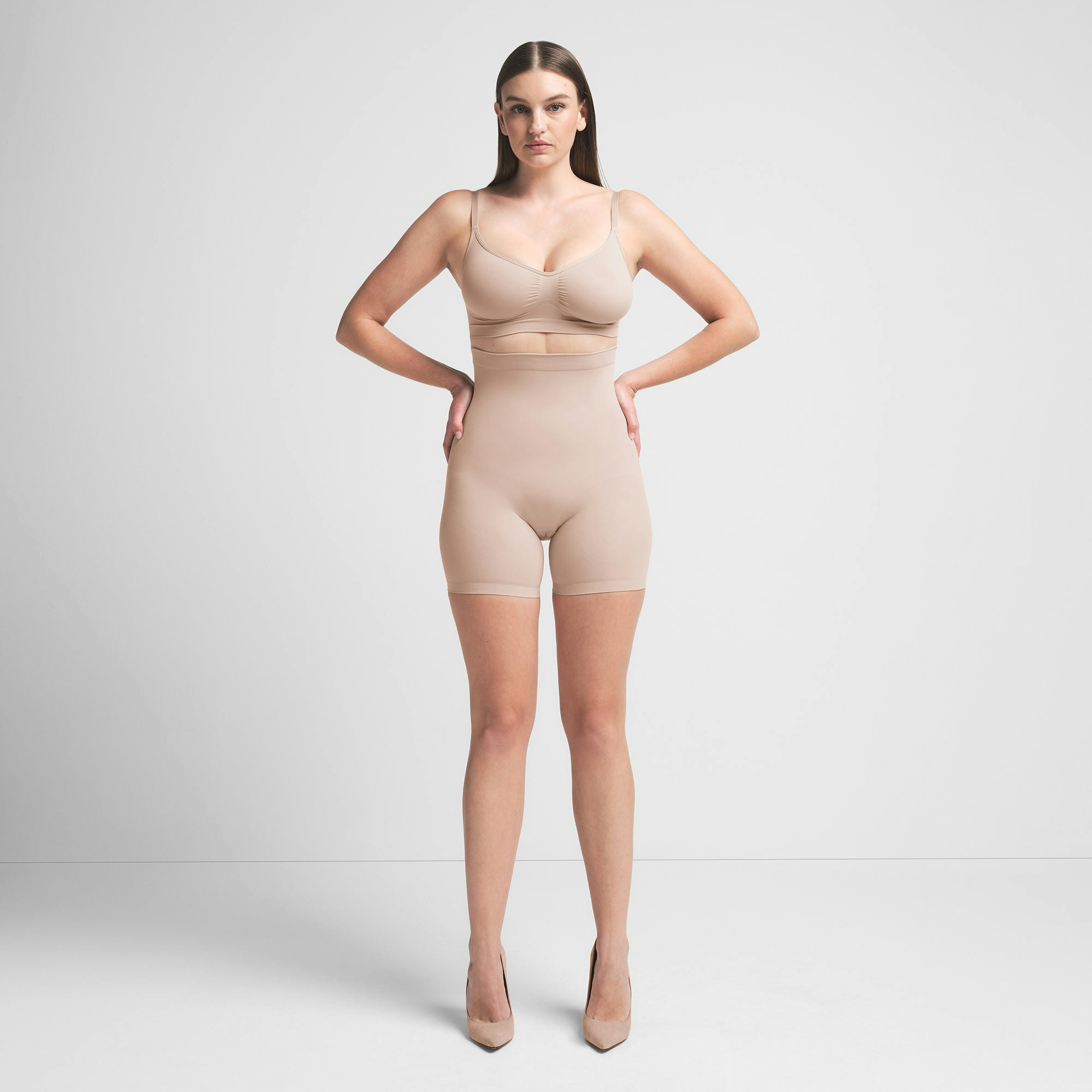 SEAMLESS SCULPT BRALETTE | MICA ON A MODEL FRONT VIEW | FOCUS: 0.0, 1.0, 0.9