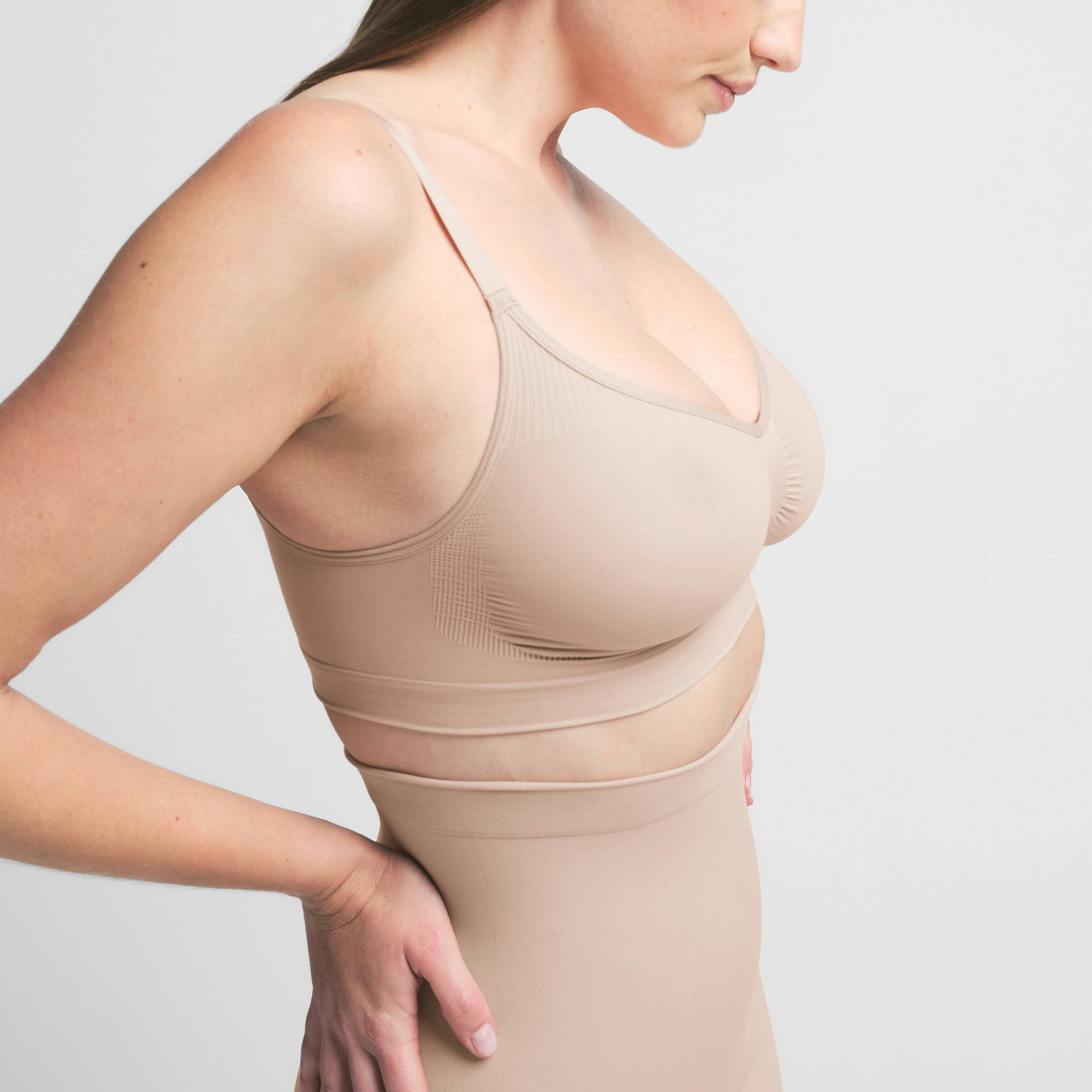 SEAMLESS SCULPT BRALETTE | MICA ON A MODEL SIDE VIEW | FOCUS: 0.0, 1.0, 0.9