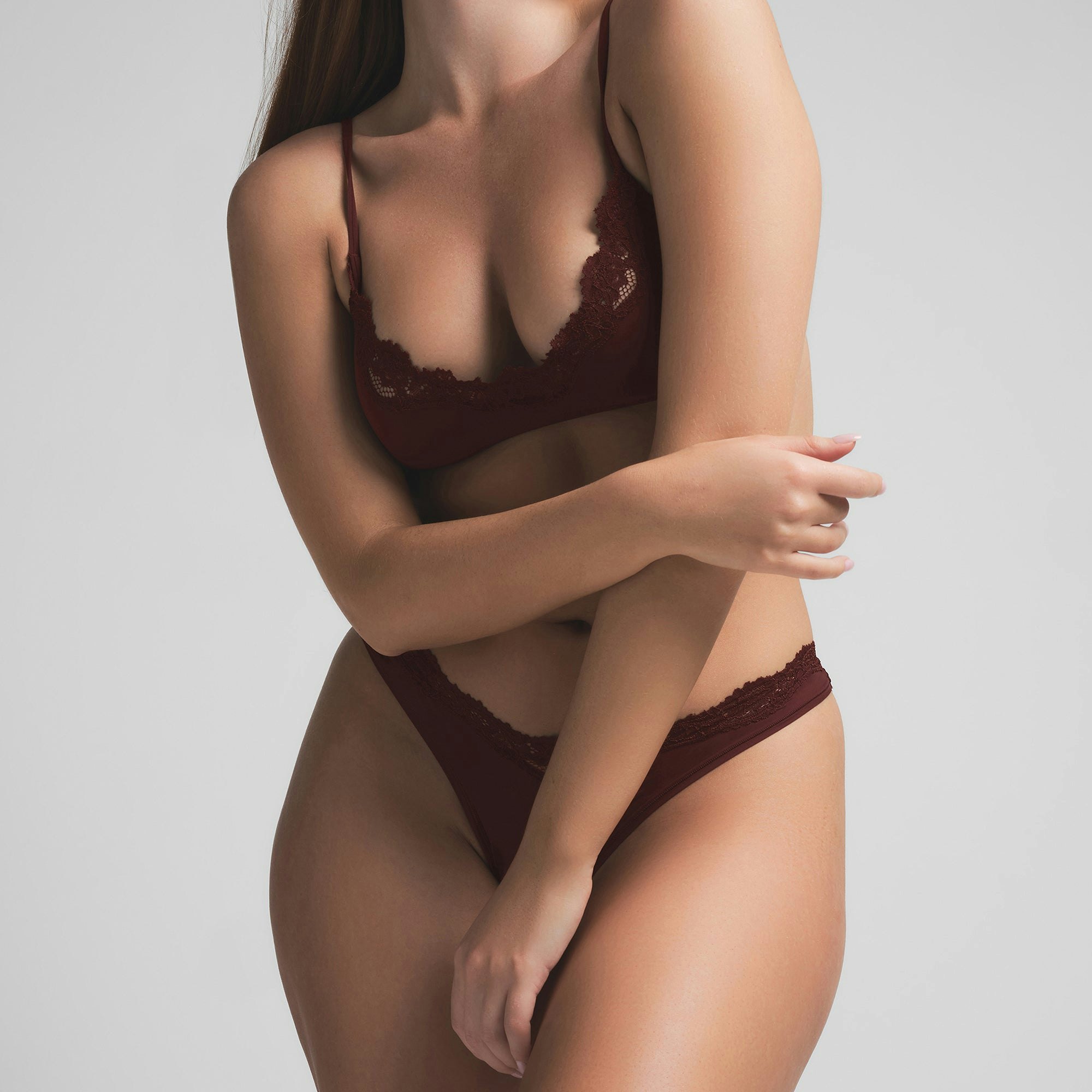 FITS EVERYBODY LACE SCOOP BRALETTE | OXBLOOD ON A MODEL SIDE VIEW