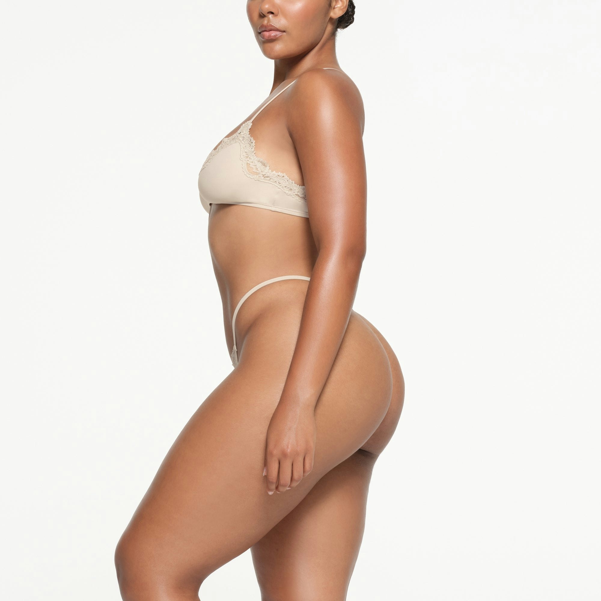 FITS EVERYBODY LACE SCOOP BRALETTE | STONE ON A MODEL SIDE VIEW