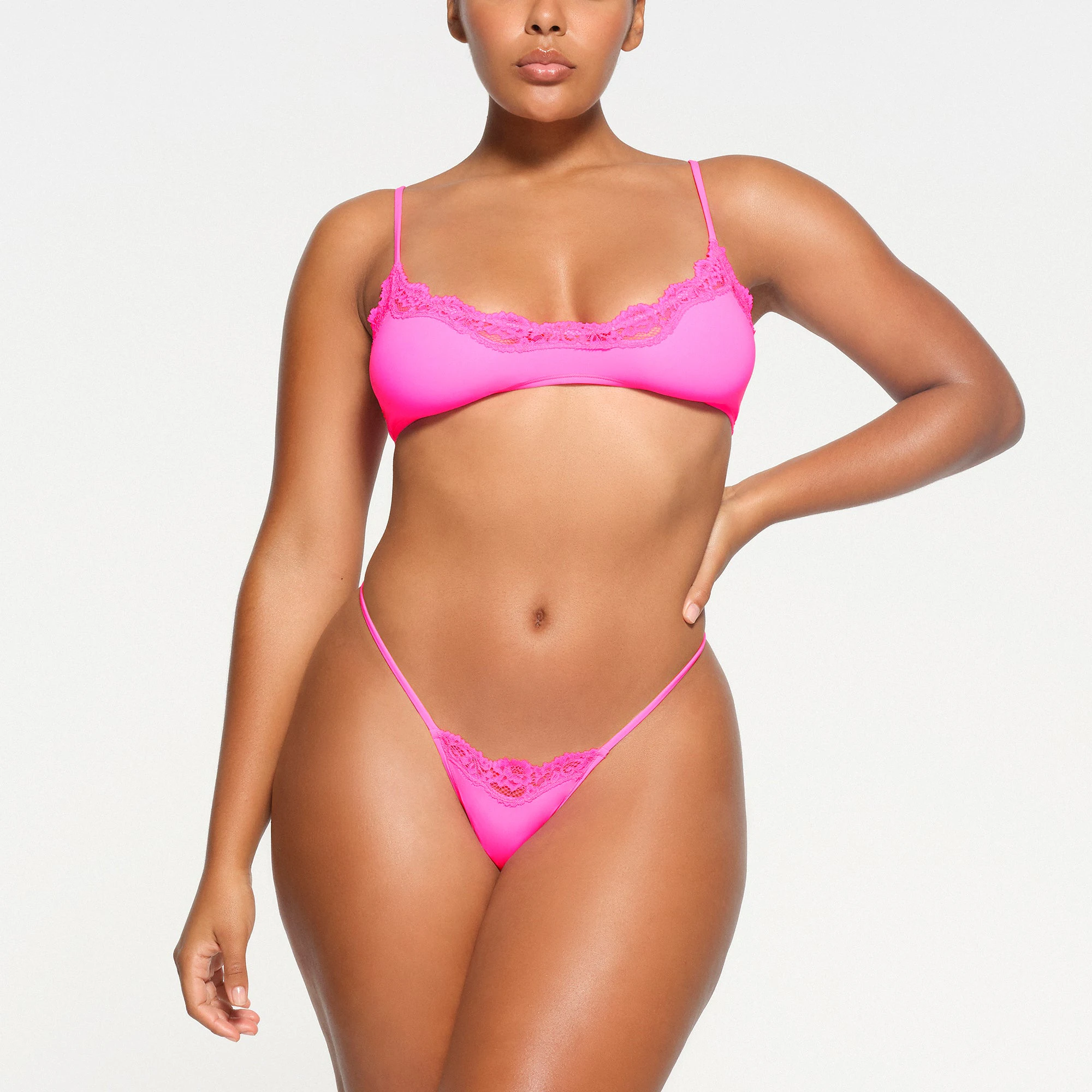 FITS EVERYBODY LACE SCOOP BRALETTE | TAFFY MULTI ON A MODEL FRONT VIEW