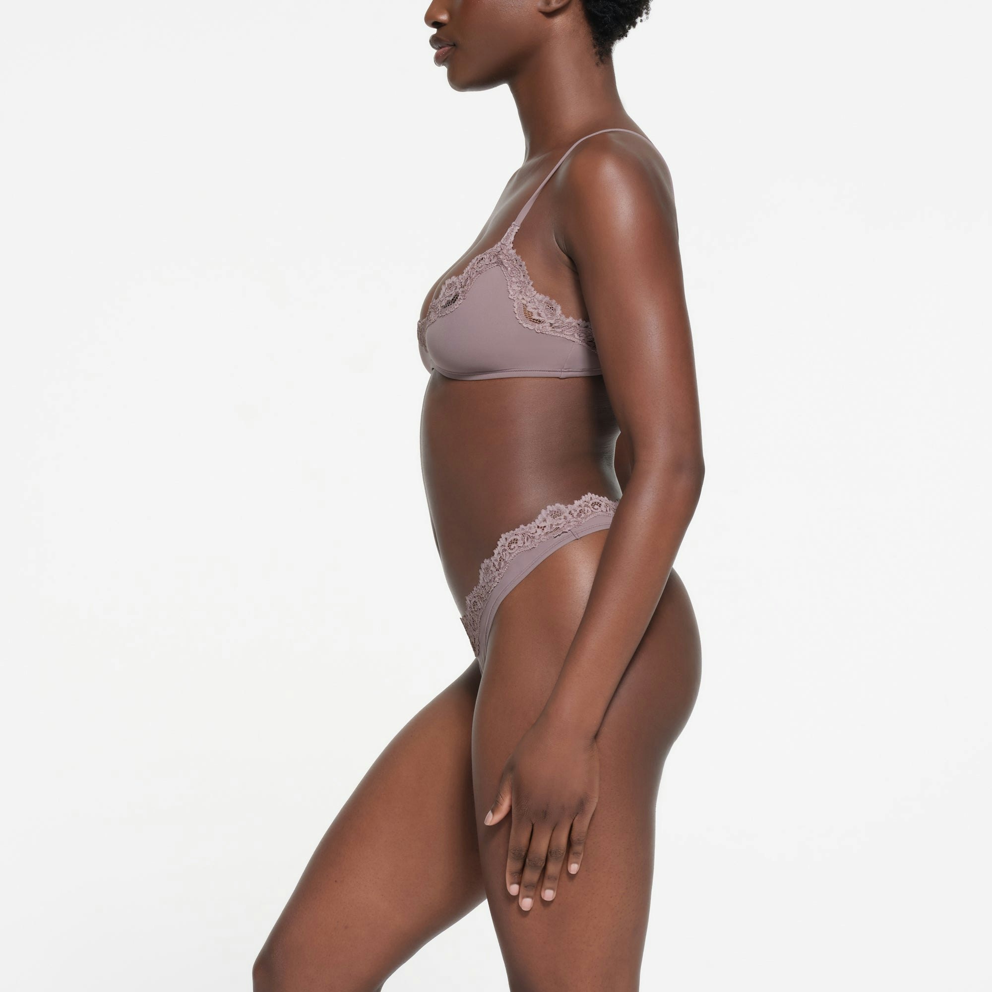 FITS EVERYBODY LACE SCOOP BRALETTE | ZINC ON A MODEL SIDE VIEW