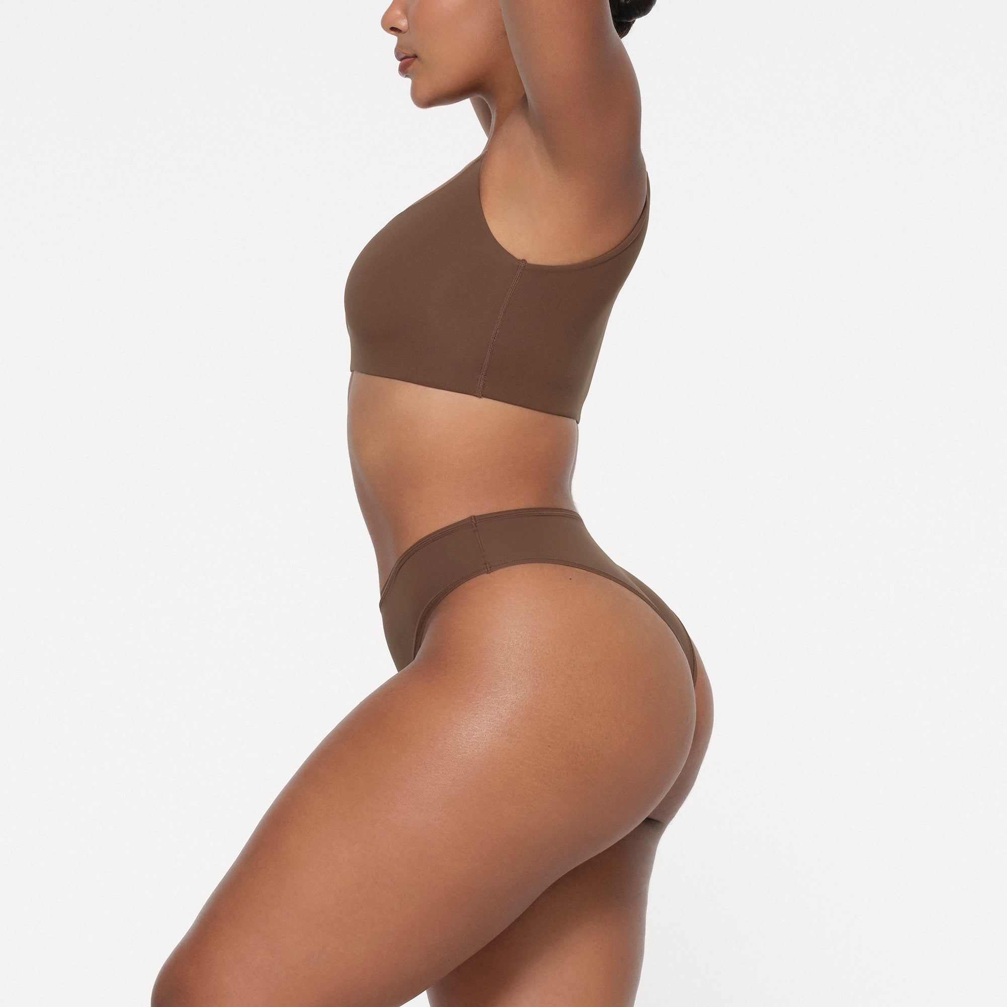 FITS EVERYBODY BACK SMOOTHER BRALETTE | JASPER ON A MODEL SIDE VIEW