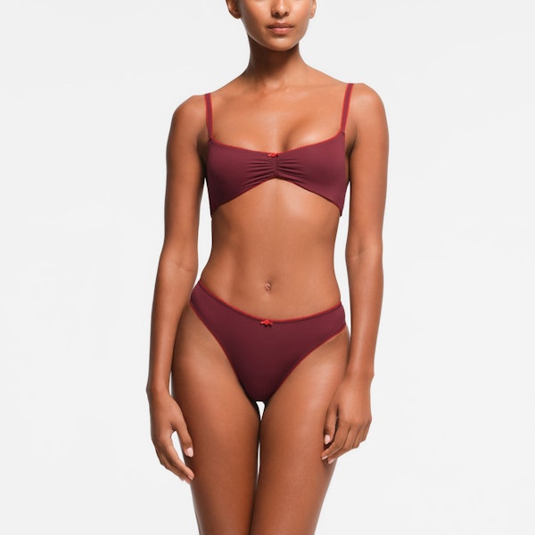 FITS EVERYBODY PICOT TRIM SKIMPY SCOOP BRALETTE | WINE CONTRAST ON A MODEL FRONT VIEW