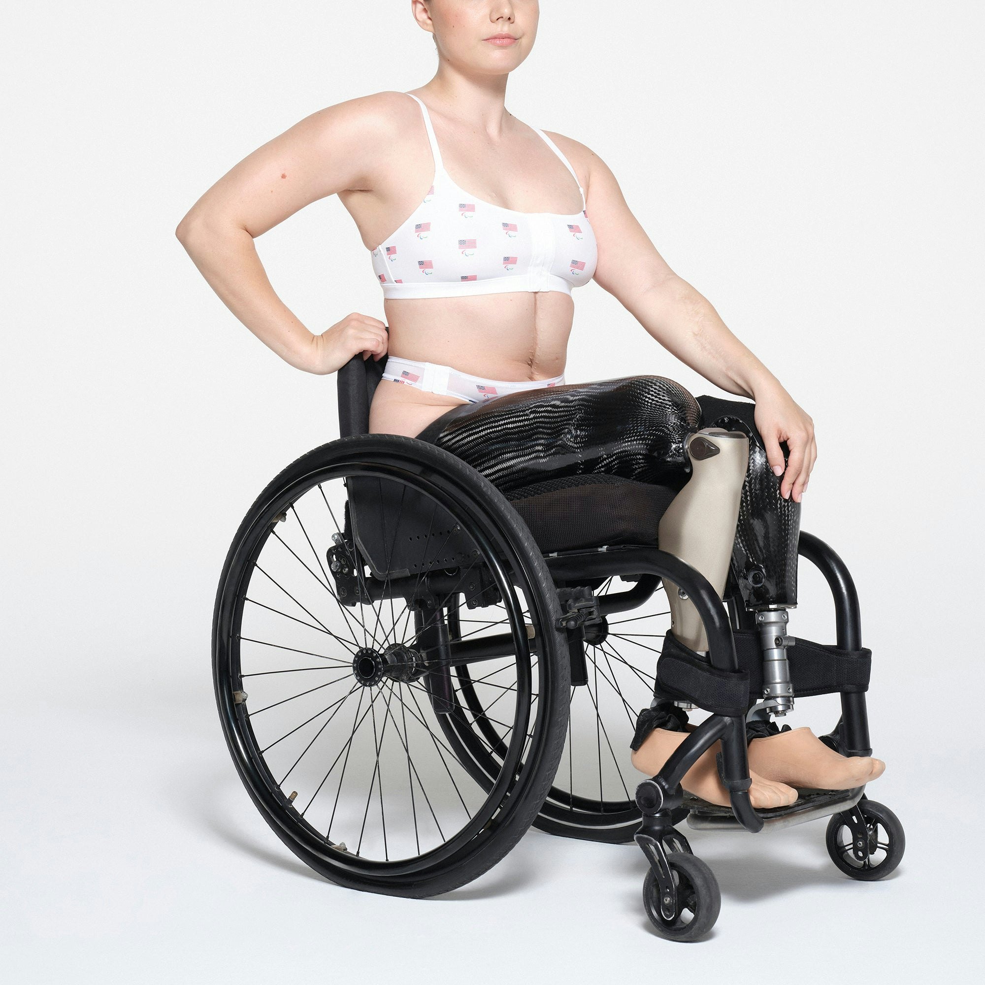 SKIMS FOR TEAM USA FITS EVERYBODY ADAPTIVE PARALYMPIC SCOOP BRALETTE | WHITE ON A MODEL SIDE VIEW