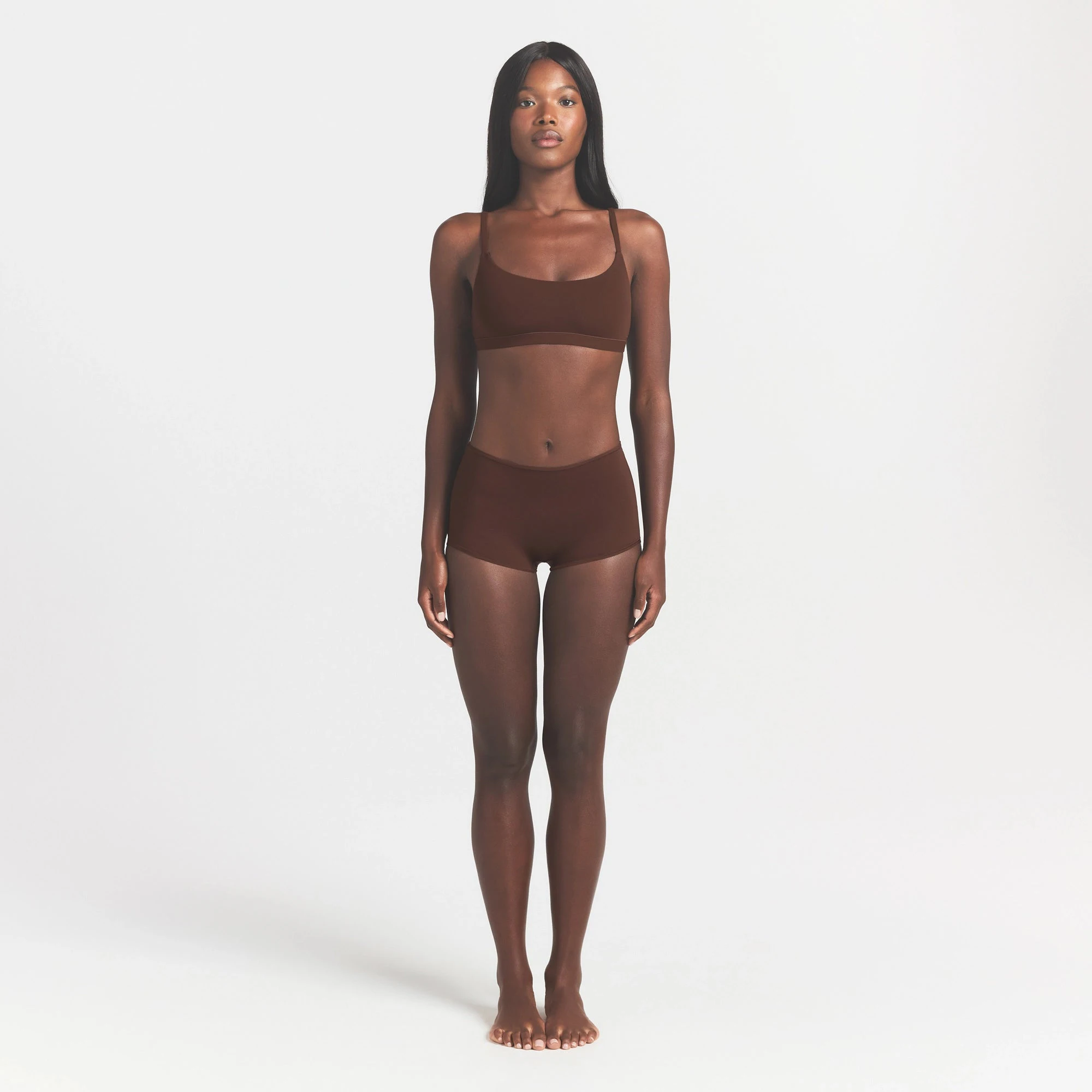 FITS EVERYBODY SCOOP BRALETTE | COCOA ON A MODEL FRONT VIEW