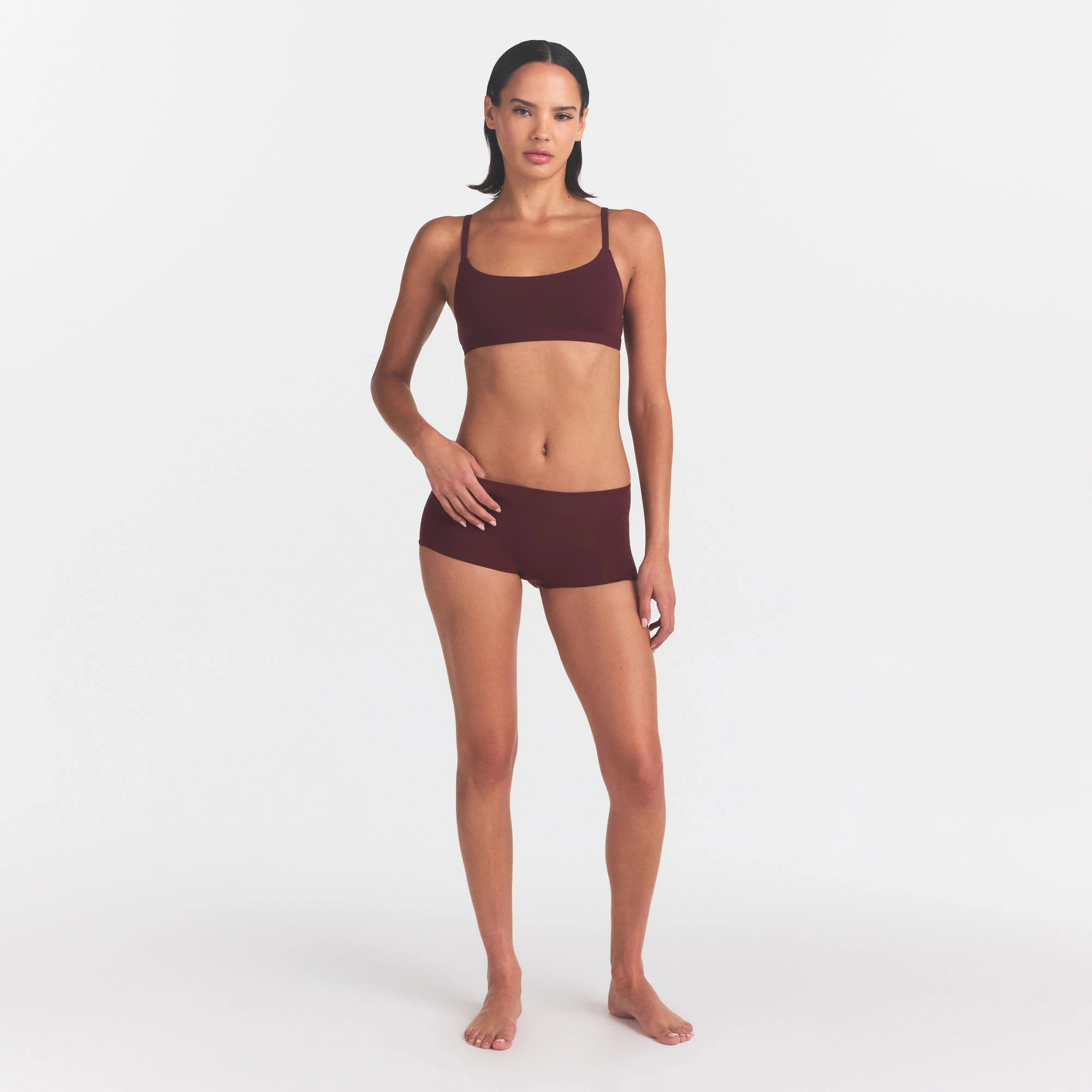 FITS EVERYBODY SCOOP BRALETTE | CURRANT ON A MODEL | FOCUS: 0.0, 1.0, 0.9