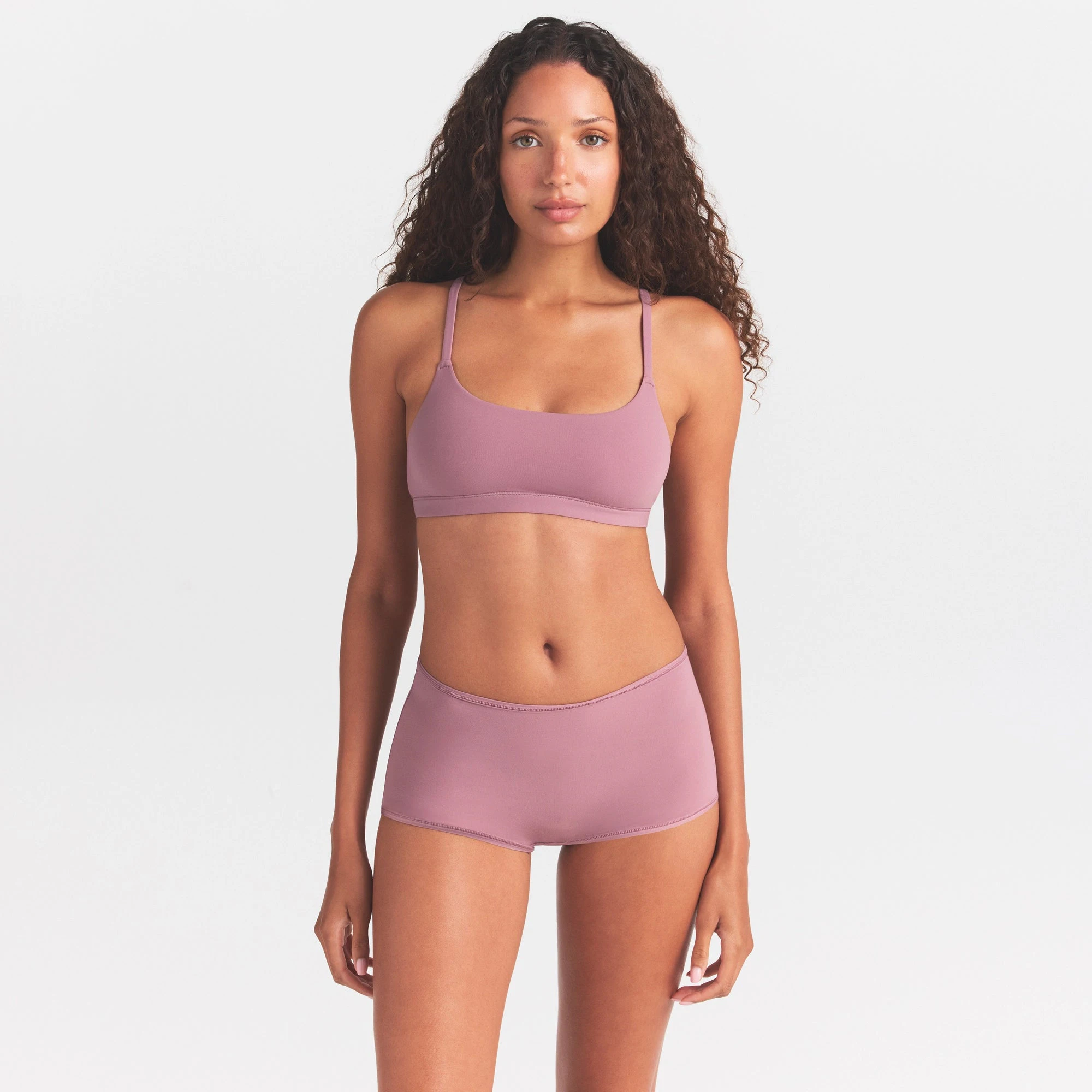 FITS EVERYBODY SCOOP BRALETTE | MUTED MAUVE ON A MODEL SIDE VIEW @ | FOCUS: 0.0, 1.0, 0.9