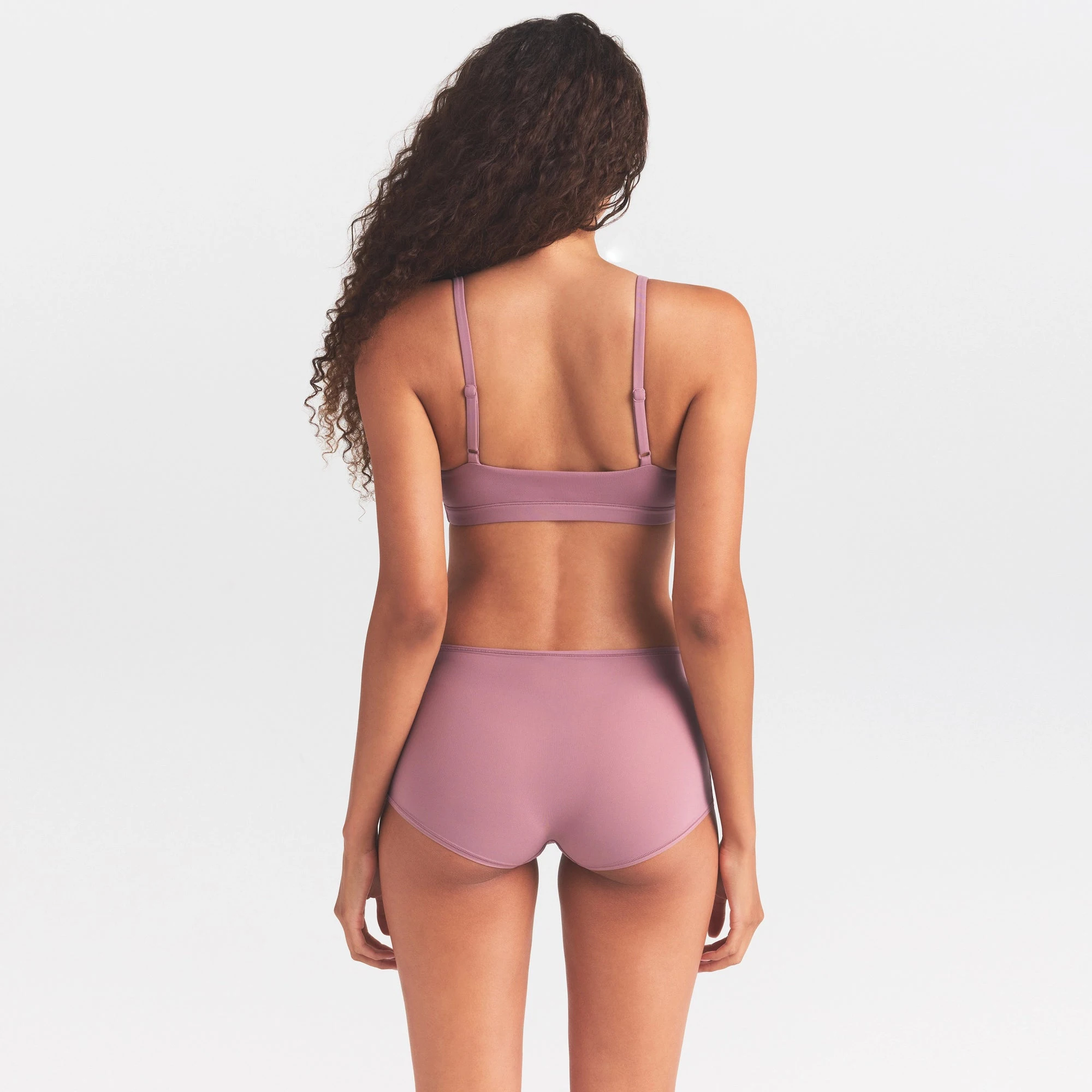 FITS EVERYBODY SCOOP BRALETTE | MUTED MAUVE ON A MODEL SIDE VIEW @ | FOCUS: 0.0, 1.0, 0.9