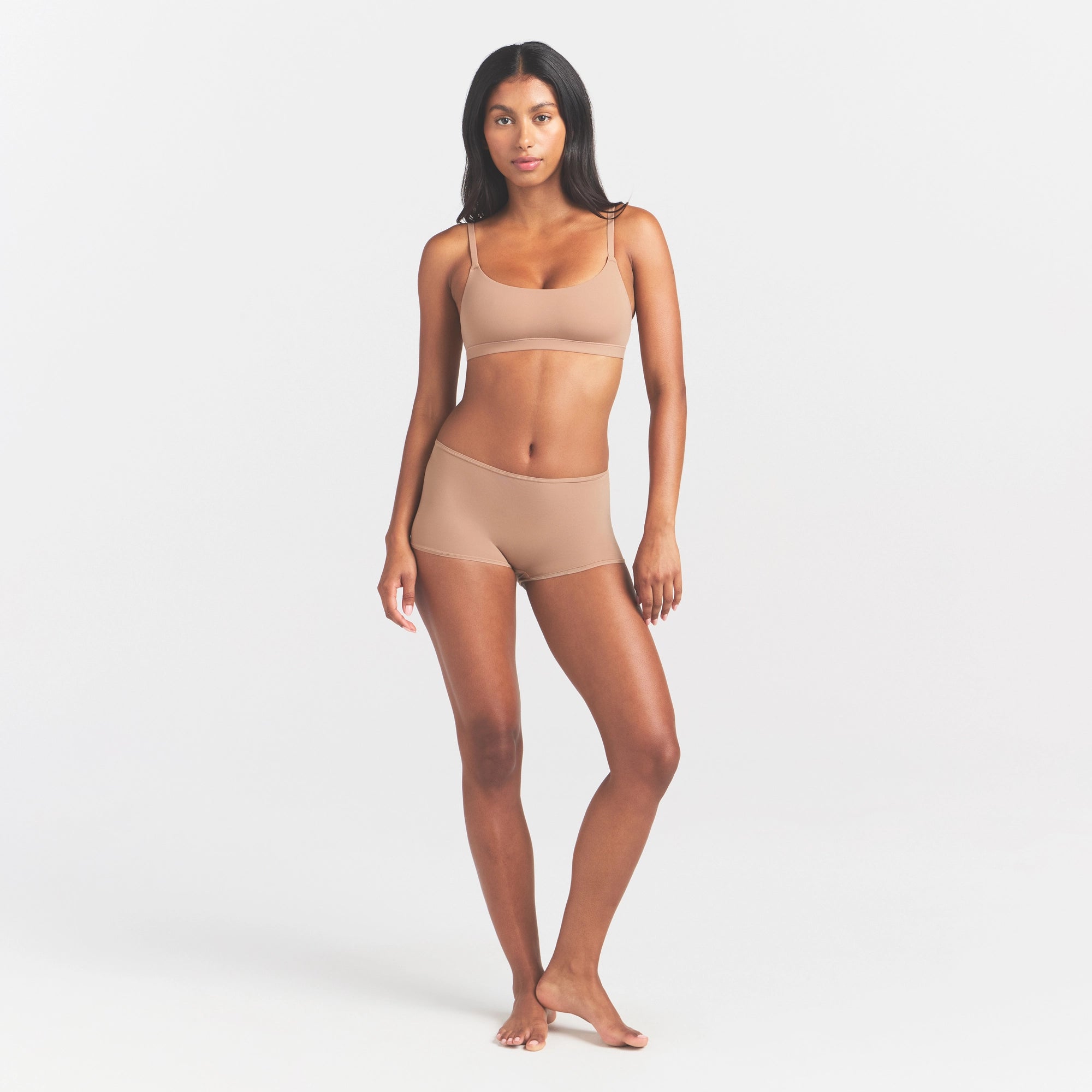 FITS EVERYBODY SCOOP BRALETTE | SIENNA ON A MODEL FRONT VIEW