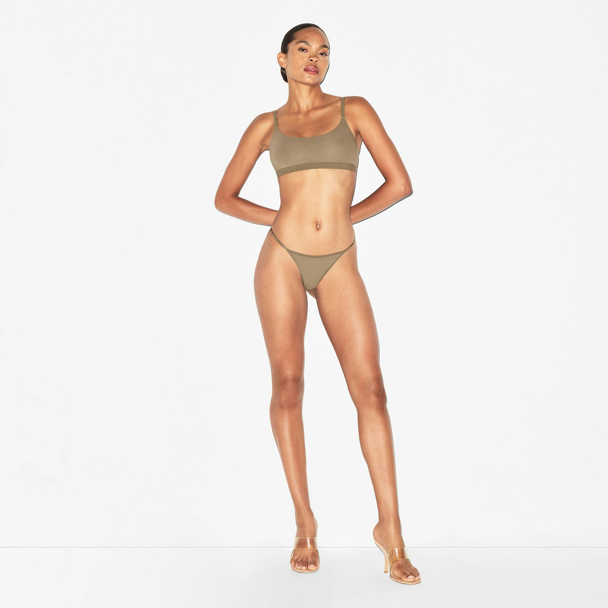 FITS EVERYBODY SCOOP BRALETTE | TRUFFLE ON A MODEL FRONT VIEW | FOCUS: 0.0, 1.0, 0.9
