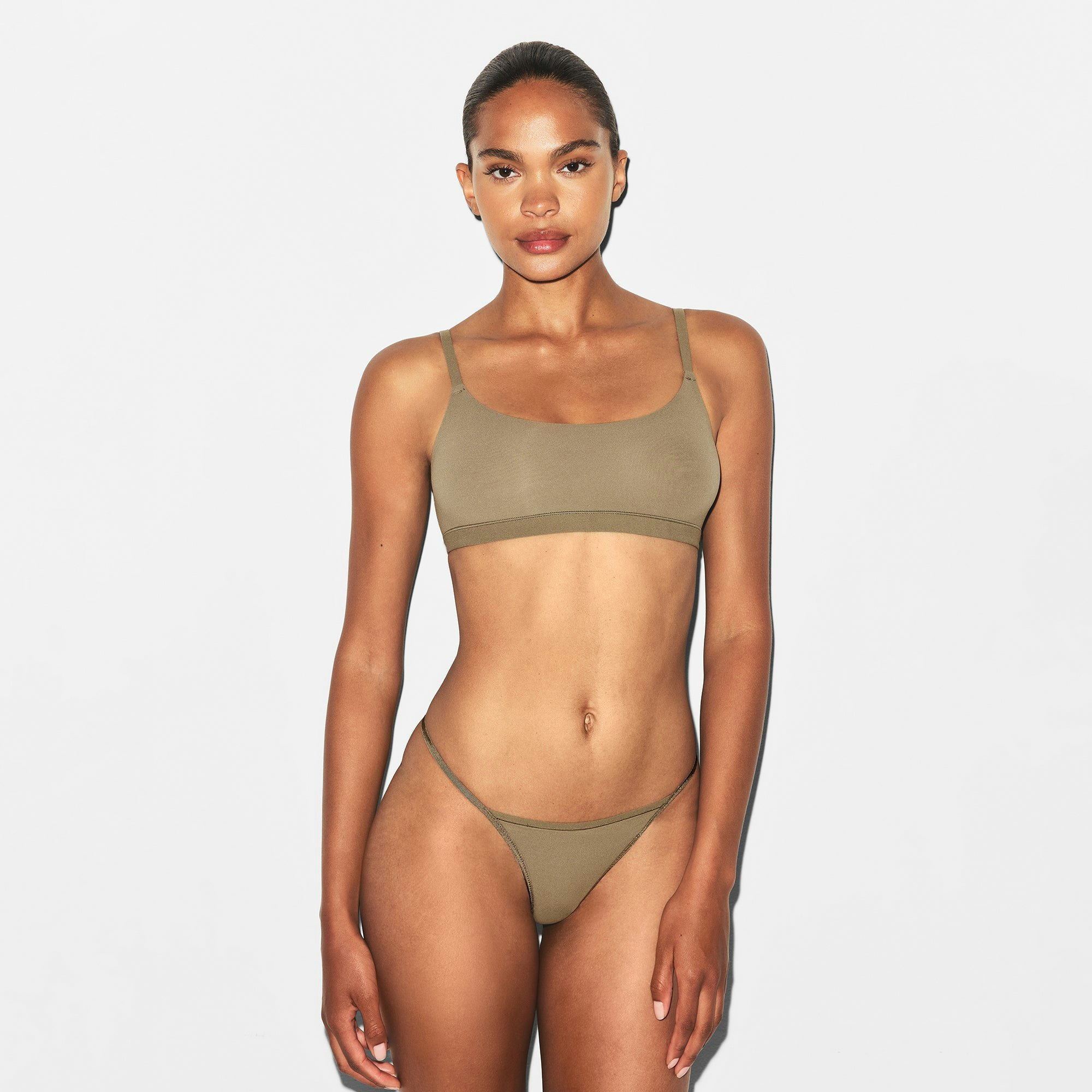 FITS EVERYBODY SCOOP BRALETTE | TRUFFLE ON A MODEL FRONT VIEW | FOCUS: 0.0, 1.0, 0.9