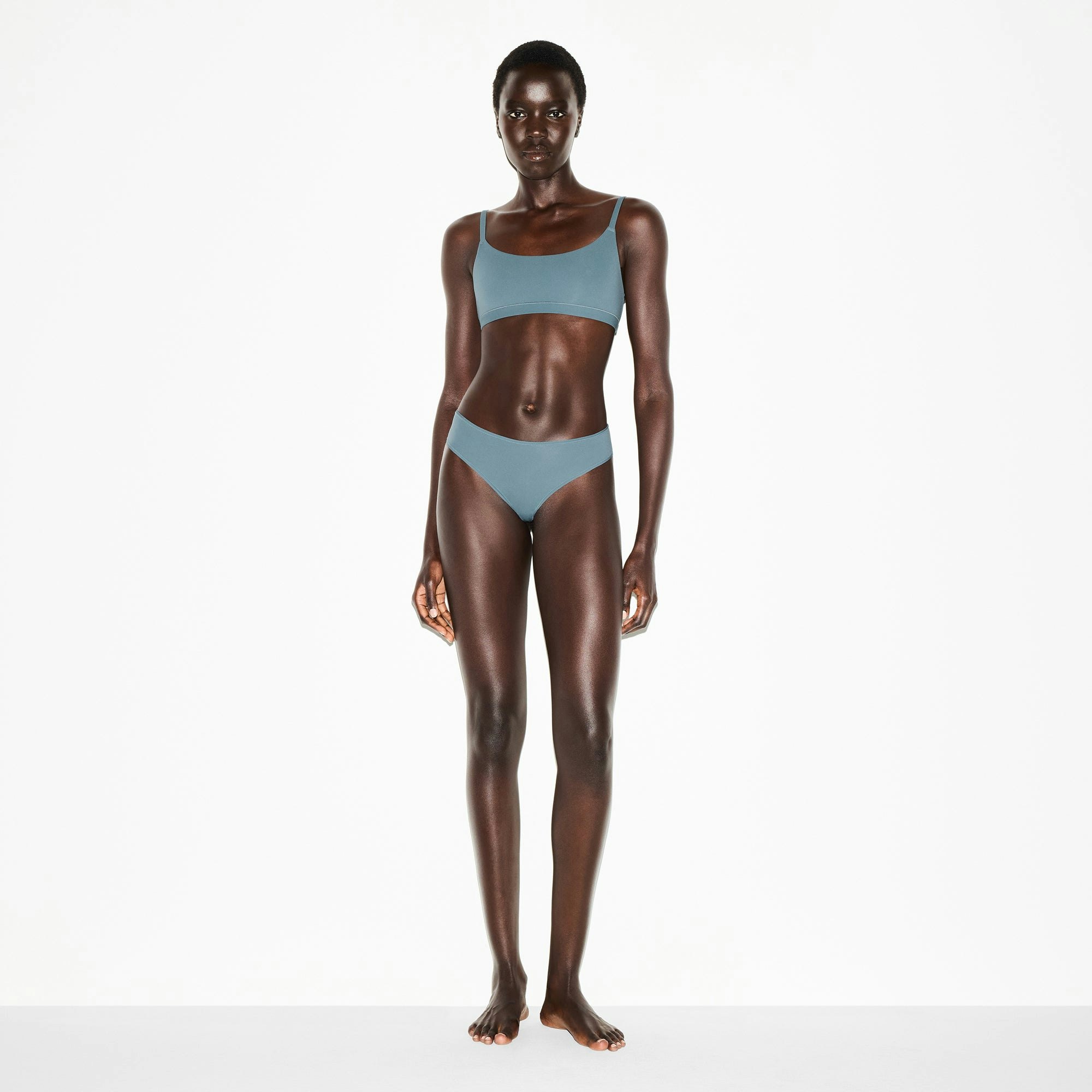 FITS EVERYBODY SCOOP BRALETTE | ZIRCON ON A MODEL FRONT VIEW @ | FOCUS: 0.0, 1.0, 0.9
