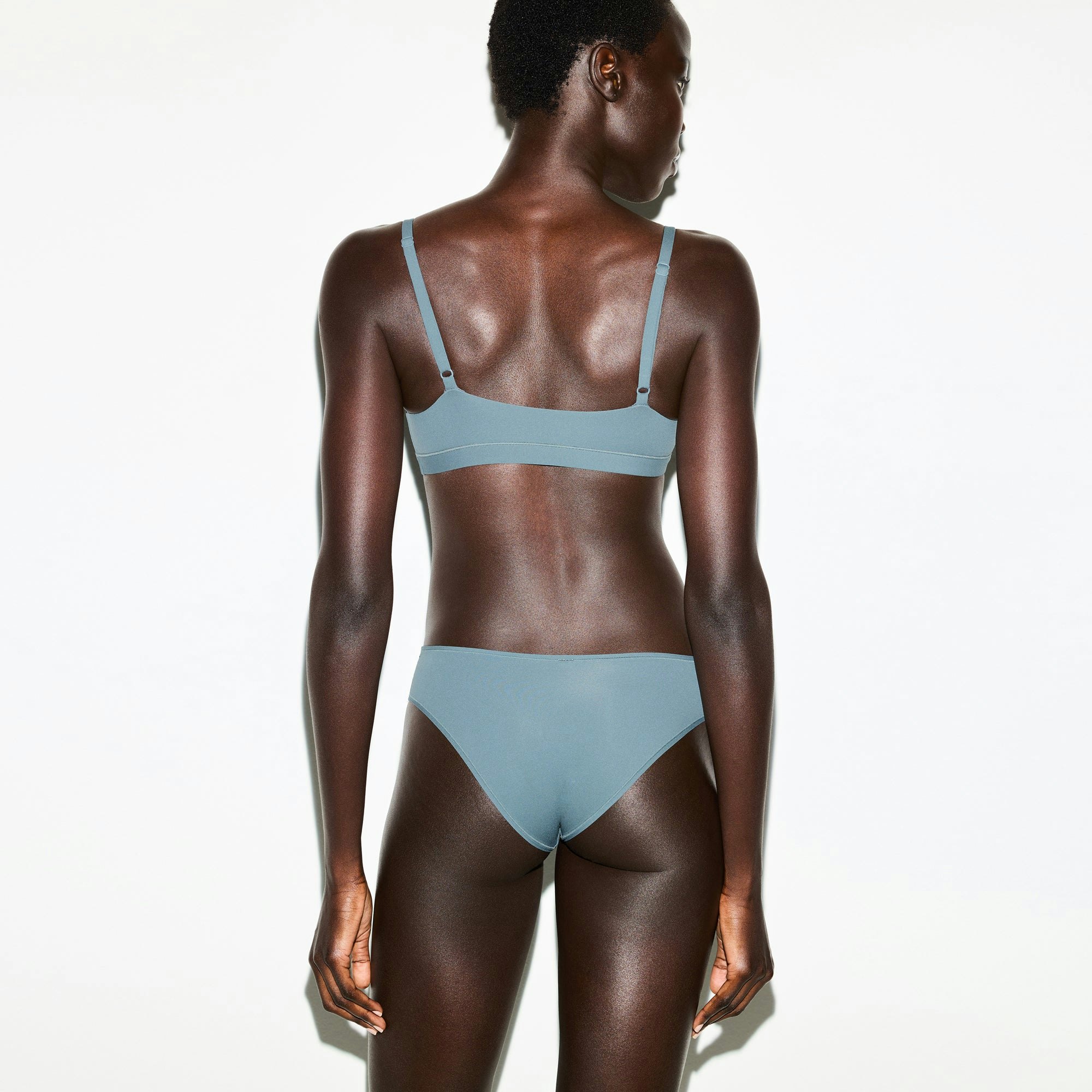 FITS EVERYBODY SCOOP BRALETTE | ZIRCON ON A MODEL SIDE VIEW @ | FOCUS: 0.0, 1.0, 0.9