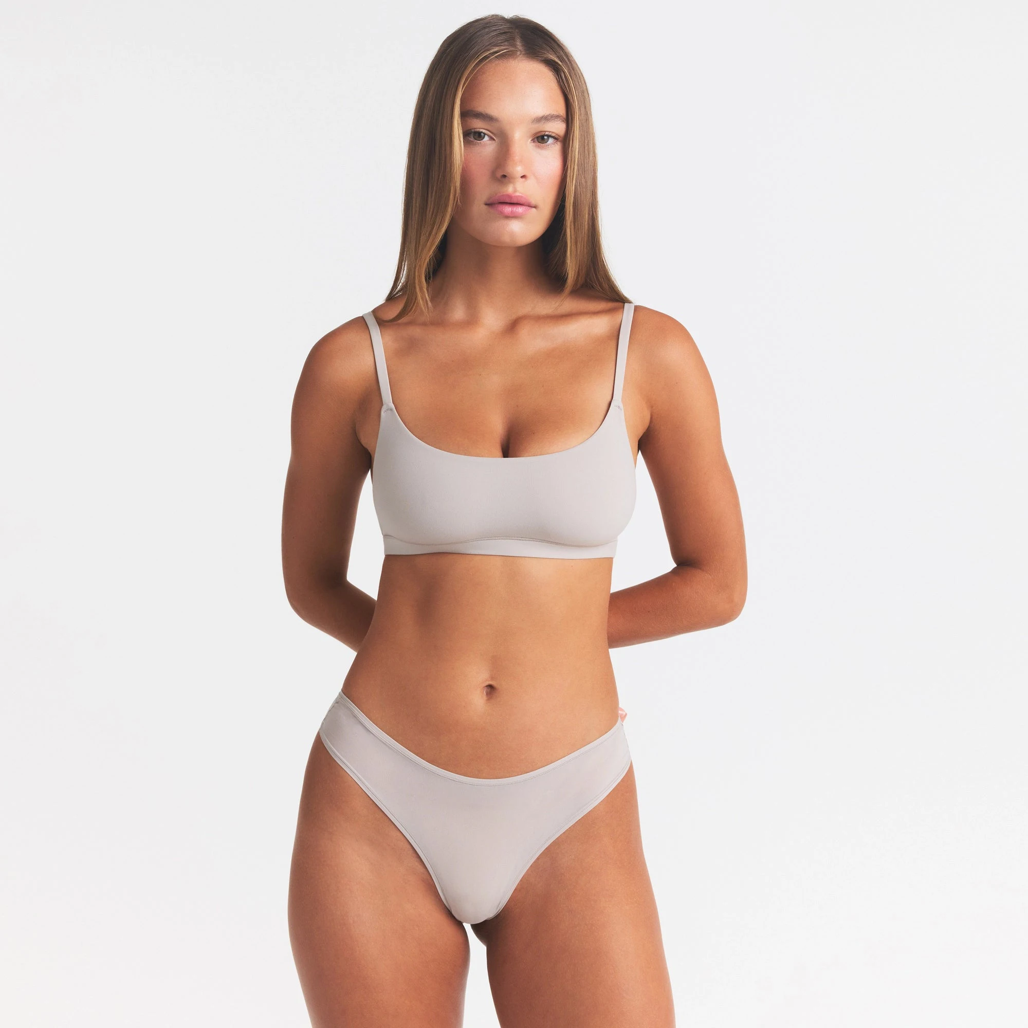 FITS EVERYBODY SCOOP BRALETTE 2-PACK | DESERT LEOPARD AND STONE ON A MODEL SIDE VIEW @ | FOCUS: 0.0, 1.0, 0.9