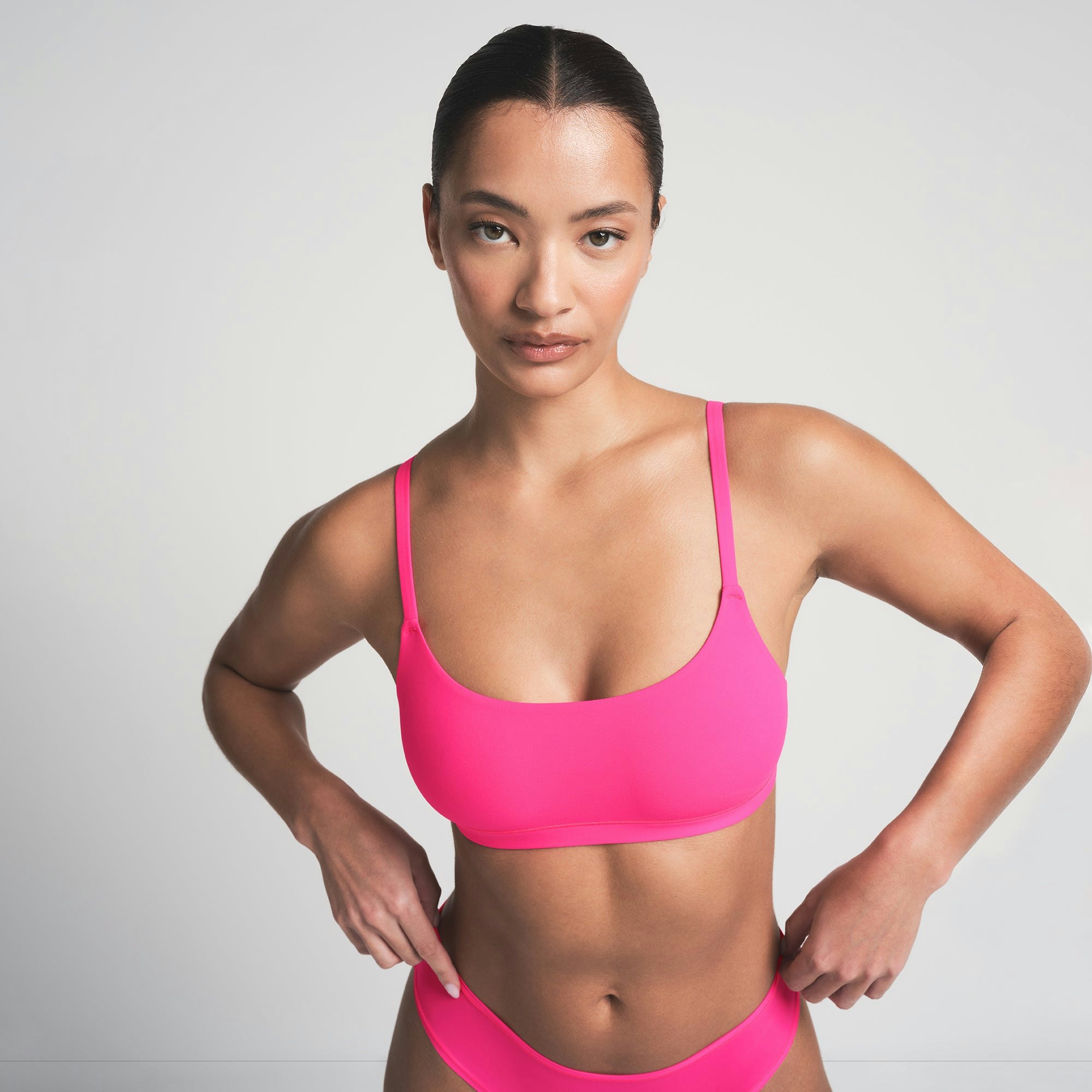 FITS EVERYBODY SCOOP BRALETTE 2-PACK | FLAMINGO AND FLAME HEART ON A MODEL FRONT VIEW | FOCUS: 0.0, 1.0, 0.9