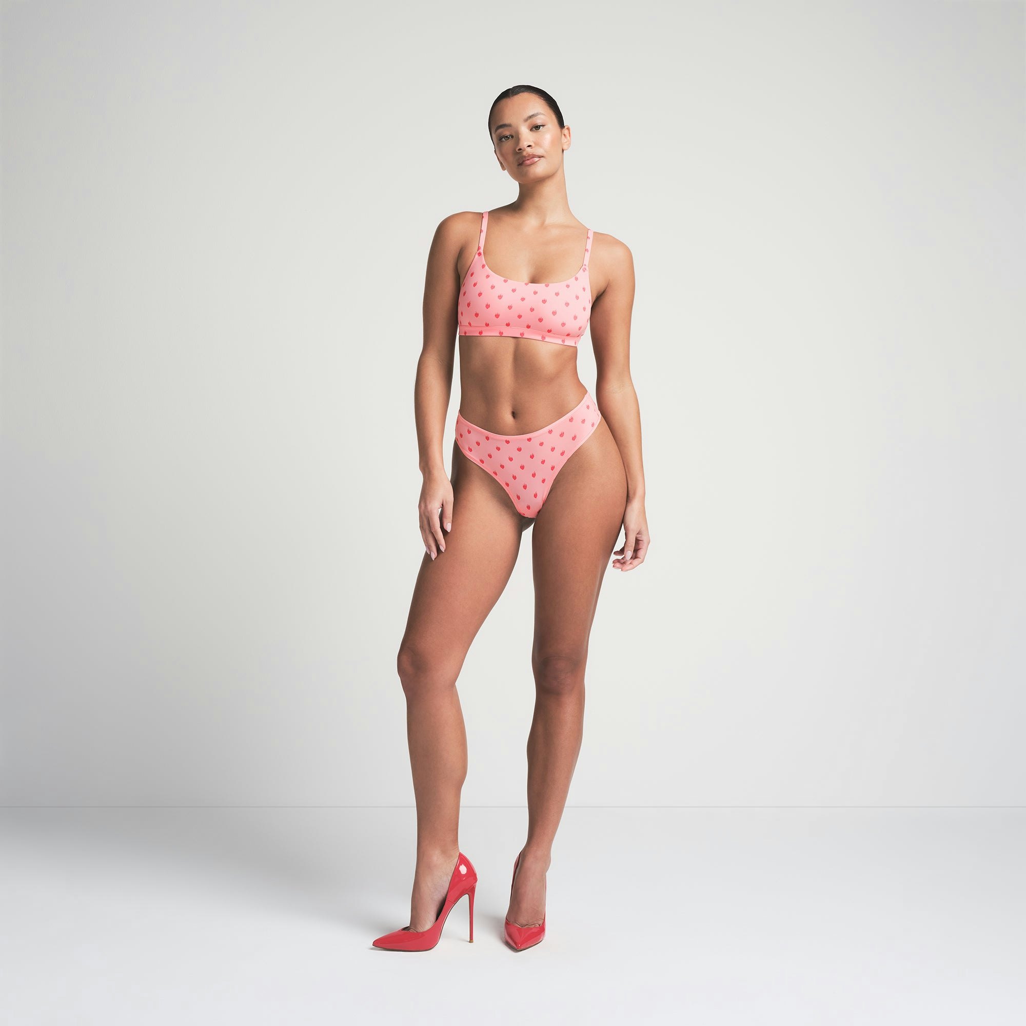 FITS EVERYBODY SCOOP BRALETTE 2-PACK | FLAMINGO AND FLAME HEART ON A MODEL FRONT VIEW | FOCUS: 0.0, 1.0, 0.9
