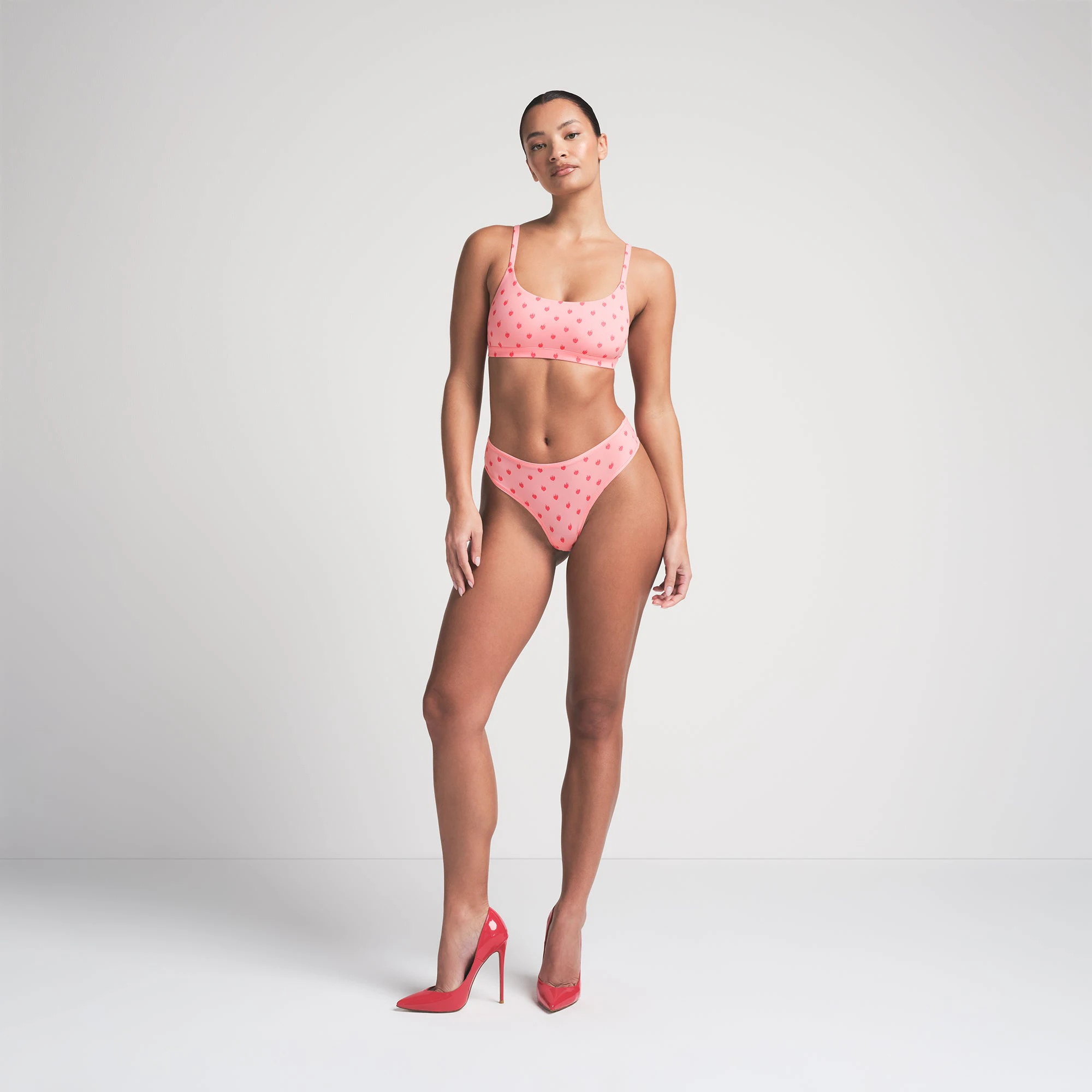 FITS EVERYBODY SCOOP BRALETTE 2-PACK | FLAMINGO AND FLAME HEART ON A MODEL FRONT VIEW | FOCUS: 0.0, 1.0, 0.9